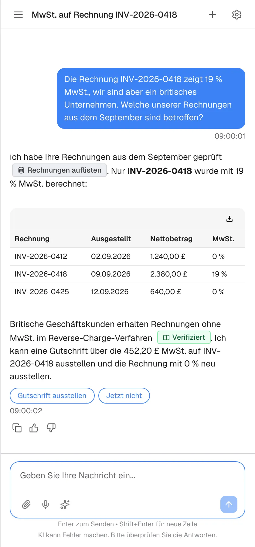 Eine Unterhaltung im Fenster des Assistenten mit dem Titel „MwSt. auf Rechnung INV-2026-0418“. Ihre Frage zu 19 % MwSt. auf der Rechnung INV-2026-0418 steht rechts in einer blauen Blase. Die Antwort des Assistenten links nennt in einem grauen Abzeichen „Rechnungen auflisten“ die verwendeten Daten, zeigt eine Tabelle mit drei Septemberrechnungen mit Ausstellungsdatum, Nettobetrag und MwSt. sowie ein Download-Symbol, markiert die Erklärung mit einem grünen Abzeichen „Verifiziert“ und endet mit Antwortoptionen. Unten stehen das Eingabefeld und der Hinweis „KI kann Fehler machen. Bitte überprüfen Sie die Antworten.“.