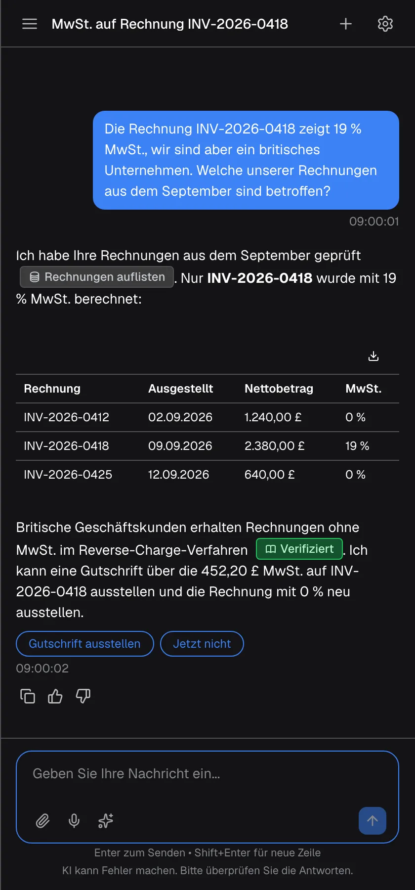Eine Unterhaltung im Fenster des Assistenten mit dem Titel „MwSt. auf Rechnung INV-2026-0418“. Ihre Frage zu 19 % MwSt. auf der Rechnung INV-2026-0418 steht rechts in einer blauen Blase. Die Antwort des Assistenten links nennt in einem grauen Abzeichen „Rechnungen auflisten“ die verwendeten Daten, zeigt eine Tabelle mit drei Septemberrechnungen mit Ausstellungsdatum, Nettobetrag und MwSt. sowie ein Download-Symbol, markiert die Erklärung mit einem grünen Abzeichen „Verifiziert“ und endet mit Antwortoptionen. Unten stehen das Eingabefeld und der Hinweis „KI kann Fehler machen. Bitte überprüfen Sie die Antworten.“.