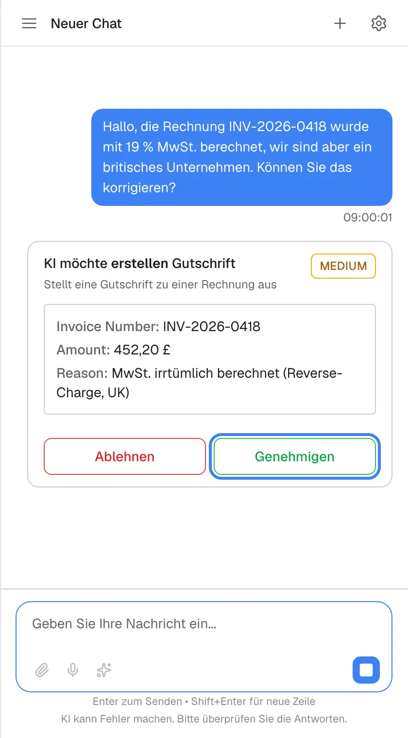 Unter Ihrer Bitte, die MwSt. auf der Rechnung INV-2026-0418 zu korrigieren, zeigt der Assistent statt zu handeln eine Freigabekarte. Sie lautet wörtlich „KI möchte erstellen Gutschrift“, mit der Beschreibung „Stellt eine Gutschrift zu einer Rechnung aus“ und einem gelben Risikoabzeichen „MEDIUM“ (auf Englisch). Ein Kasten listet, was gesendet würde, mit englischen Feldnamen: „Invoice Number: INV-2026-0418“, „Amount: 452,20 £“ und „Reason: MwSt. irrtümlich berechnet (Reverse-Charge, UK)“. Darunter liegen die rote Schaltfläche „Ablehnen“ und die grüne „Genehmigen“, hervorgehoben. Die Antwort geht erst weiter, wenn Sie entschieden haben.