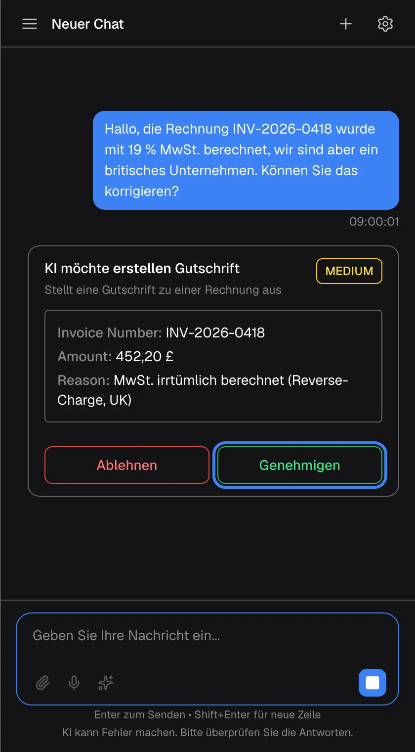 Unter Ihrer Bitte, die MwSt. auf der Rechnung INV-2026-0418 zu korrigieren, zeigt der Assistent statt zu handeln eine Freigabekarte. Sie lautet wörtlich „KI möchte erstellen Gutschrift“, mit der Beschreibung „Stellt eine Gutschrift zu einer Rechnung aus“ und einem gelben Risikoabzeichen „MEDIUM“ (auf Englisch). Ein Kasten listet, was gesendet würde, mit englischen Feldnamen: „Invoice Number: INV-2026-0418“, „Amount: 452,20 £“ und „Reason: MwSt. irrtümlich berechnet (Reverse-Charge, UK)“. Darunter liegen die rote Schaltfläche „Ablehnen“ und die grüne „Genehmigen“, hervorgehoben. Die Antwort geht erst weiter, wenn Sie entschieden haben.
