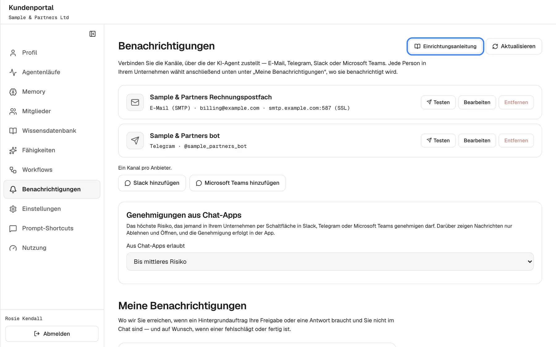 Die Seite "Benachrichtigungen" im Kundenportal als Kunden-Admin. Die Einleitung lautet "Verbinden Sie die Kanäle, über die der KI-Agent zustellt — E-Mail, Telegram, Slack oder Microsoft Teams. Jede Person in Ihrem Unternehmen wählt anschließend unten unter „Meine Benachrichtigungen", wo sie benachrichtigt wird." Es folgen zwei Kanalkarten: "Sample & Partners Rechnungspostfach" (E-Mail (SMTP), smtp.example.com:587) und "Sample & Partners bot" (Telegram, @sample_partners_bot), jeweils mit "Testen", "Bearbeiten" und "Entfernen". Oben rechts stehen die hervorgehobene Schaltfläche "Einrichtungsanleitung", die die Schritte in einem Seitenbereich öffnet, und "Aktualisieren".