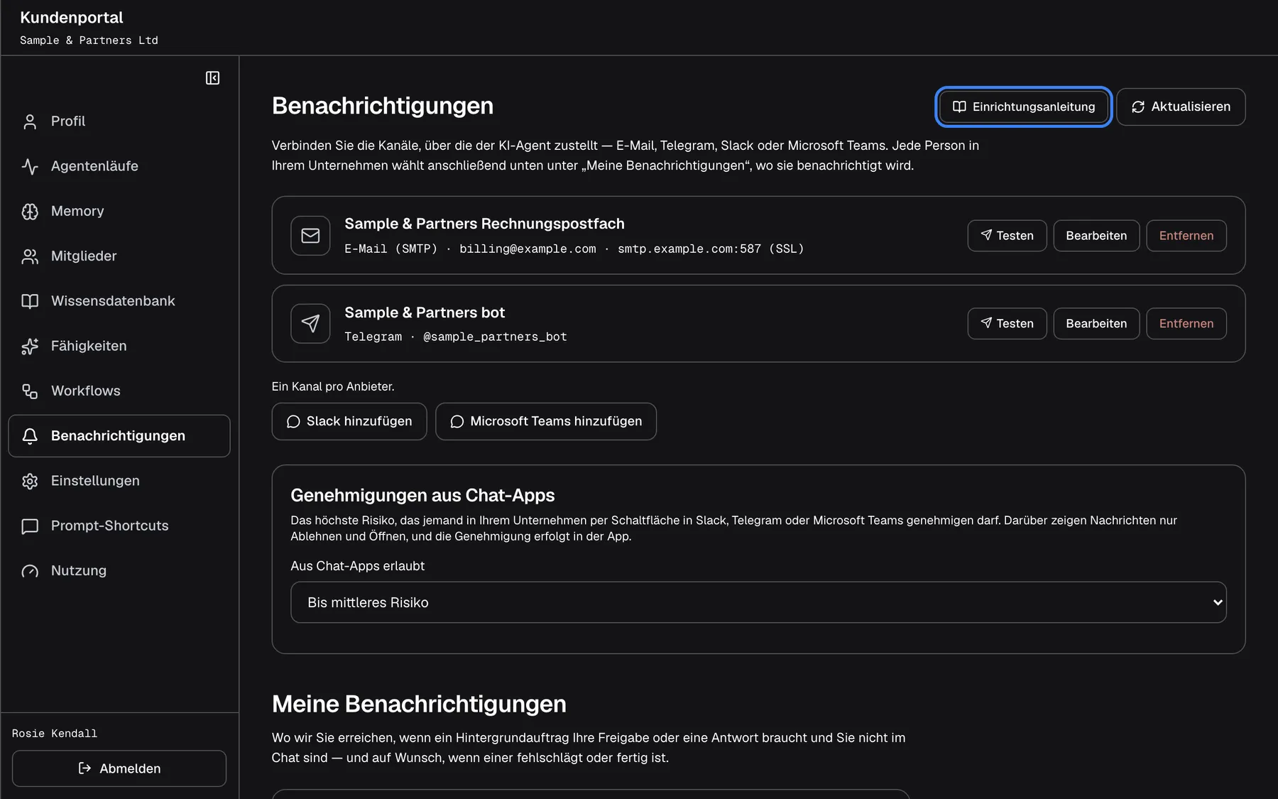 Die Seite "Benachrichtigungen" im Kundenportal als Kunden-Admin. Die Einleitung lautet "Verbinden Sie die Kanäle, über die der KI-Agent zustellt — E-Mail, Telegram, Slack oder Microsoft Teams. Jede Person in Ihrem Unternehmen wählt anschließend unten unter „Meine Benachrichtigungen", wo sie benachrichtigt wird." Es folgen zwei Kanalkarten: "Sample & Partners Rechnungspostfach" (E-Mail (SMTP), smtp.example.com:587) und "Sample & Partners bot" (Telegram, @sample_partners_bot), jeweils mit "Testen", "Bearbeiten" und "Entfernen". Oben rechts stehen die hervorgehobene Schaltfläche "Einrichtungsanleitung", die die Schritte in einem Seitenbereich öffnet, und "Aktualisieren".