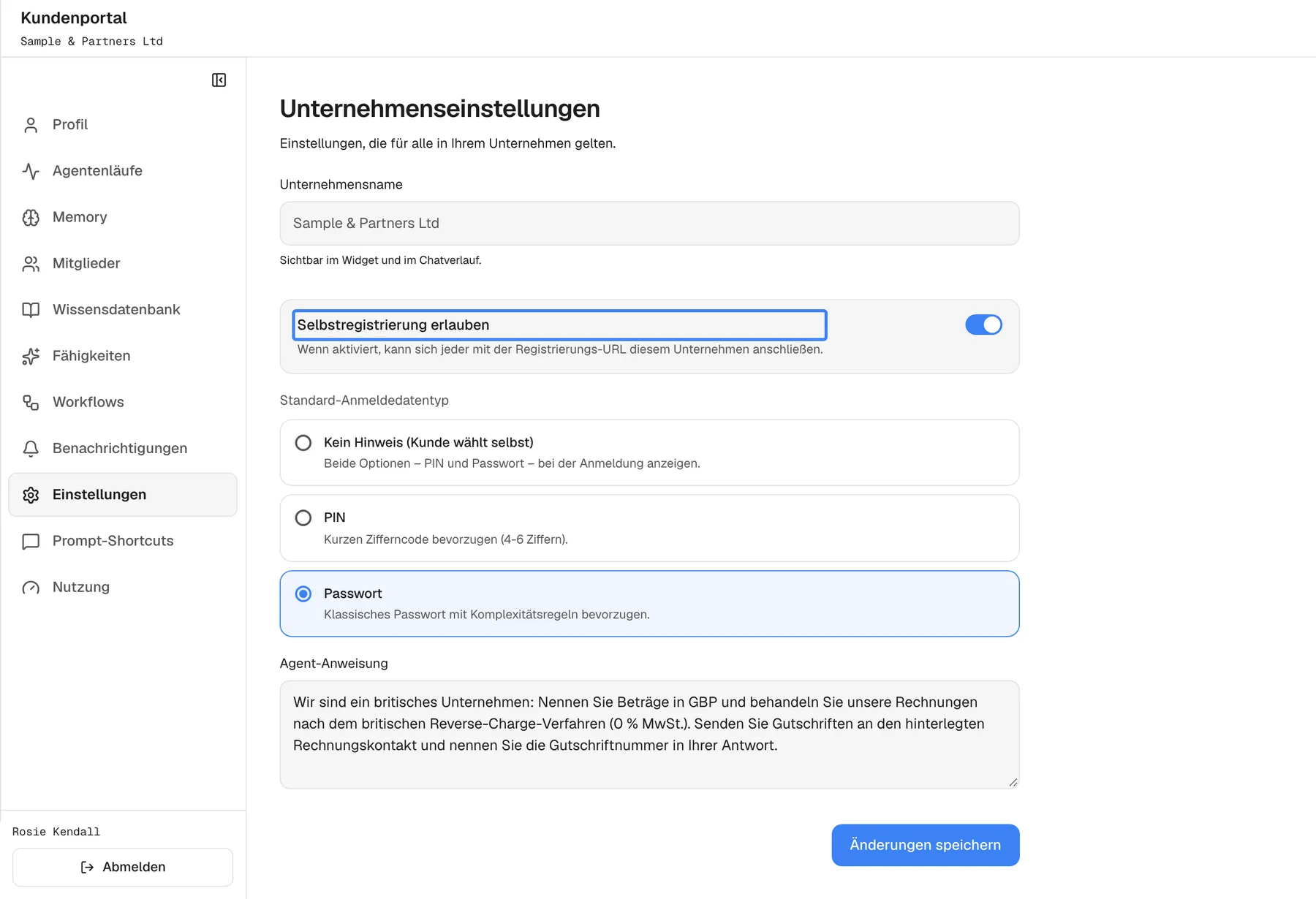 Die Seite „Unternehmenseinstellungen“, „Einstellungen, die für alle in Ihrem Unternehmen gelten.“. „Unternehmensname“ zeigt ausgegraut „Sample & Partners Ltd“ mit „Sichtbar im Widget und im Chatverlauf.“. Der Schalter „Selbstregistrierung erlauben“, hervorgehoben, ist an: Jeder mit der Registrierungs-URL kann sich diesem Unternehmen anschließen. „Standard-Anmeldedatentyp“ bietet „Kein Hinweis“, „PIN“ und „Passwort“ (ausgewählt). „Agent-Anweisung“ enthält die Anweisung des Unternehmens, Beträge in GBP zu nennen und das britische Reverse-Charge-Verfahren anzuwenden. Unten liegt „Änderungen speichern“.