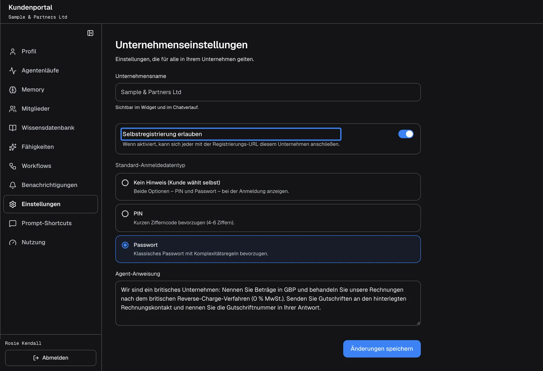 Die Seite „Unternehmenseinstellungen“, „Einstellungen, die für alle in Ihrem Unternehmen gelten.“. „Unternehmensname“ zeigt ausgegraut „Sample & Partners Ltd“ mit „Sichtbar im Widget und im Chatverlauf.“. Der Schalter „Selbstregistrierung erlauben“, hervorgehoben, ist an: Jeder mit der Registrierungs-URL kann sich diesem Unternehmen anschließen. „Standard-Anmeldedatentyp“ bietet „Kein Hinweis“, „PIN“ und „Passwort“ (ausgewählt). „Agent-Anweisung“ enthält die Anweisung des Unternehmens, Beträge in GBP zu nennen und das britische Reverse-Charge-Verfahren anzuwenden. Unten liegt „Änderungen speichern“.