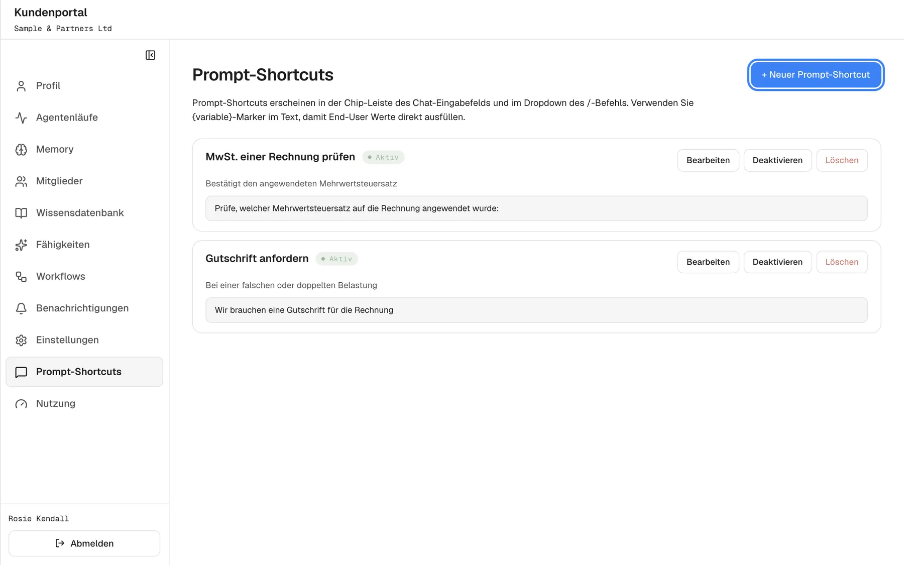Die Seite „Prompt-Shortcuts“ mit der Einleitung, dass Shortcuts im Chat und in der Auswahl nach „/“ erscheinen und {variable}-Platzhalter Werte abfragen, sowie der Schaltfläche „+ Neuer Prompt-Shortcut“, hervorgehoben. Zwei Shortcuts sind gelistet, „MwSt. einer Rechnung prüfen“ und „Gutschrift anfordern“, beide „Aktiv“, jeweils mit Beschreibung, Text und den Schaltflächen „Bearbeiten“, „Deaktivieren“ und „Löschen“.