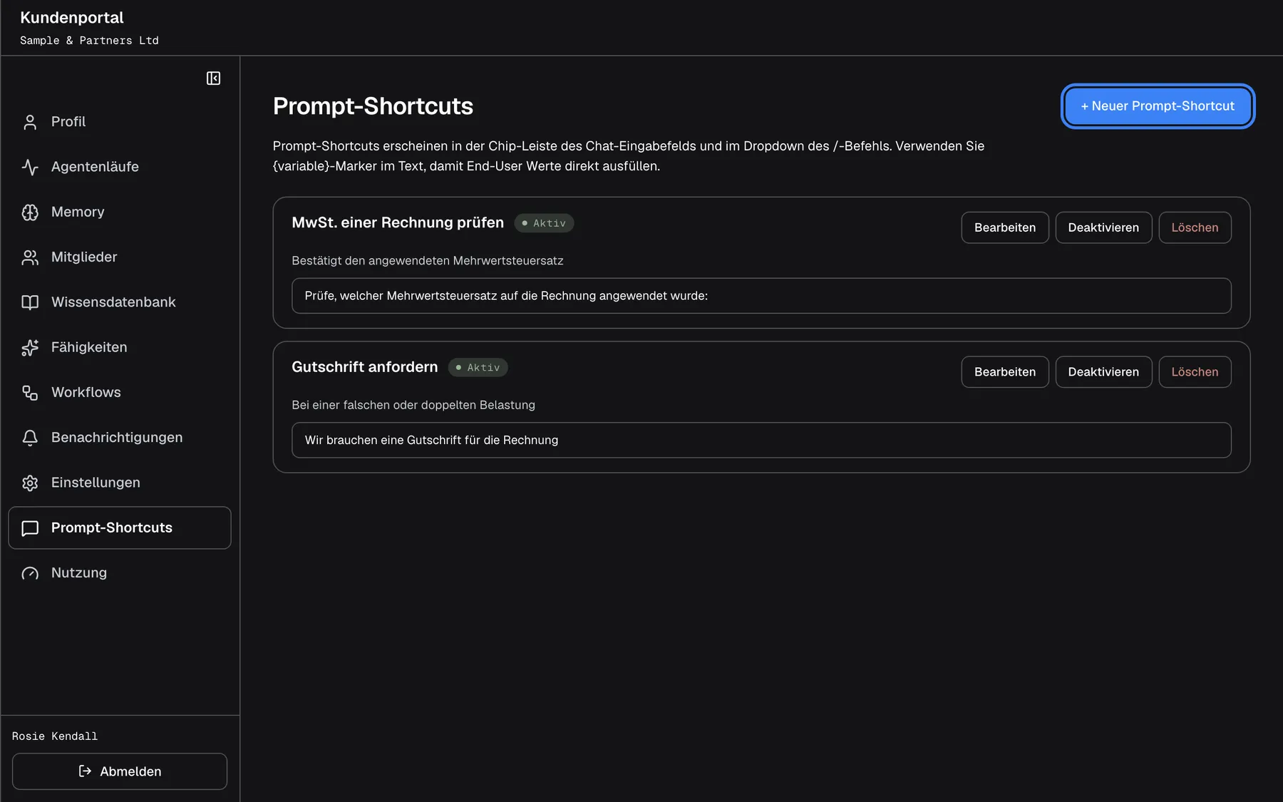 Die Seite „Prompt-Shortcuts“ mit der Einleitung, dass Shortcuts im Chat und in der Auswahl nach „/“ erscheinen und {variable}-Platzhalter Werte abfragen, sowie der Schaltfläche „+ Neuer Prompt-Shortcut“, hervorgehoben. Zwei Shortcuts sind gelistet, „MwSt. einer Rechnung prüfen“ und „Gutschrift anfordern“, beide „Aktiv“, jeweils mit Beschreibung, Text und den Schaltflächen „Bearbeiten“, „Deaktivieren“ und „Löschen“.