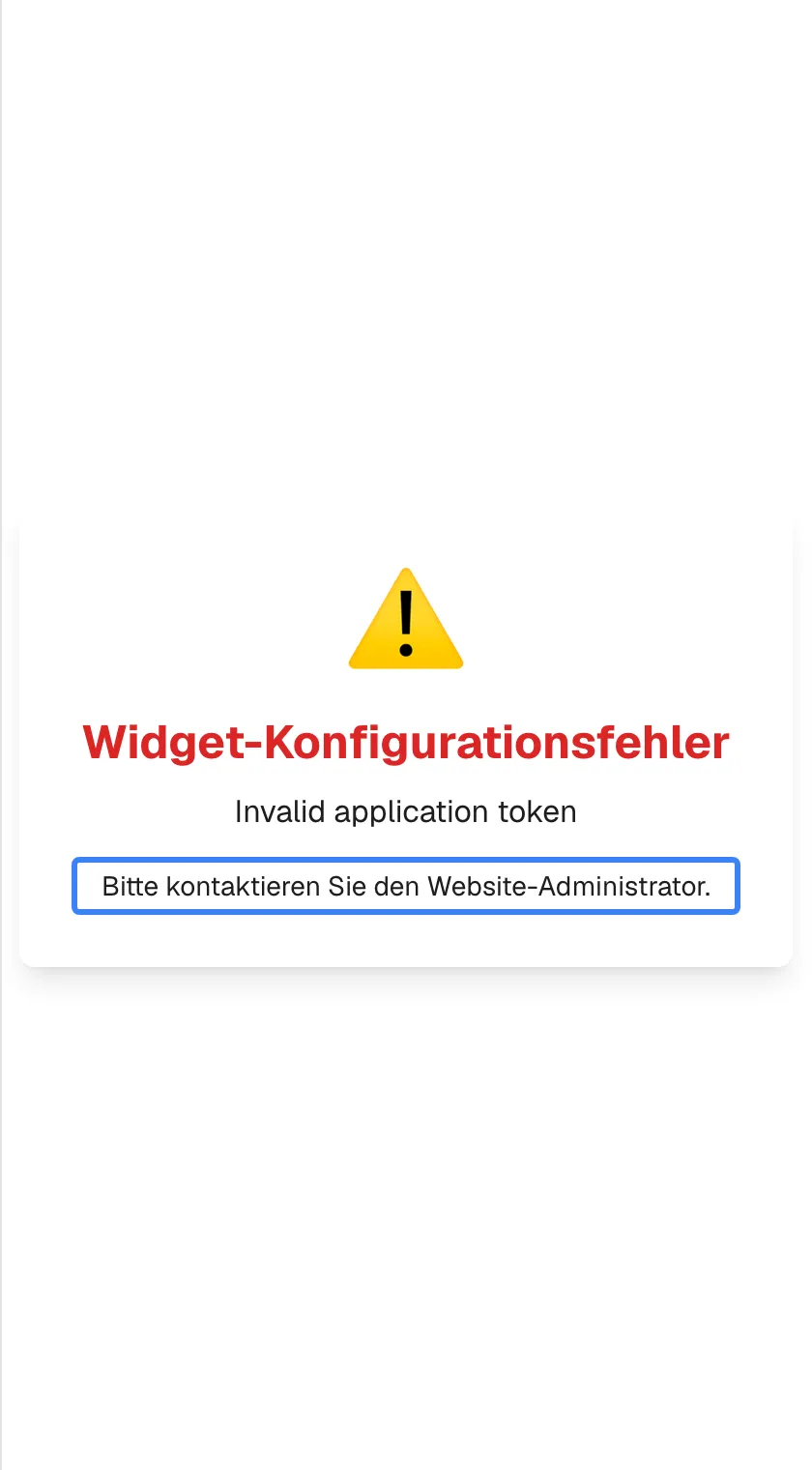 Das Fenster des Assistenten zeigt statt des Chats eine Fehlerkarte: ein gelbes Warnschild, die rote Überschrift „Widget-Konfigurationsfehler“, den englischen Grund „Invalid application token“ und die Zeile „Bitte kontaktieren Sie den Website-Administrator.“, hervorgehoben. Anklicken lässt sich nichts. Die Einrichtung des Assistenten beim Anbieter ist ungültig; beheben kann das nur Ihr Anbieter, ein Neuladen der Seite hilft nicht.