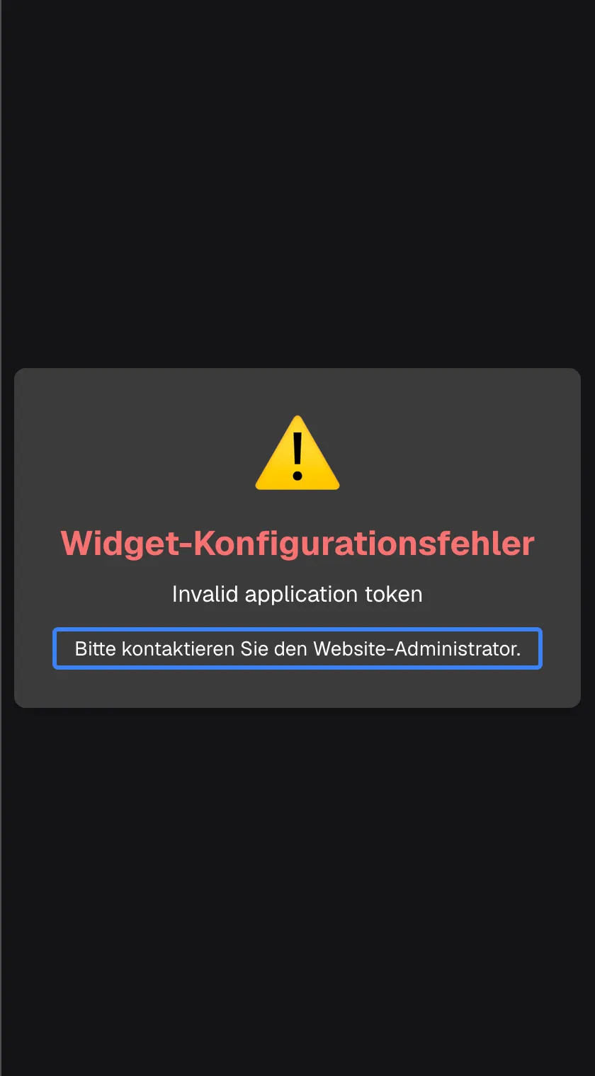 Das Fenster des Assistenten zeigt statt des Chats eine Fehlerkarte: ein gelbes Warnschild, die rote Überschrift „Widget-Konfigurationsfehler“, den englischen Grund „Invalid application token“ und die Zeile „Bitte kontaktieren Sie den Website-Administrator.“, hervorgehoben. Anklicken lässt sich nichts. Die Einrichtung des Assistenten beim Anbieter ist ungültig; beheben kann das nur Ihr Anbieter, ein Neuladen der Seite hilft nicht.