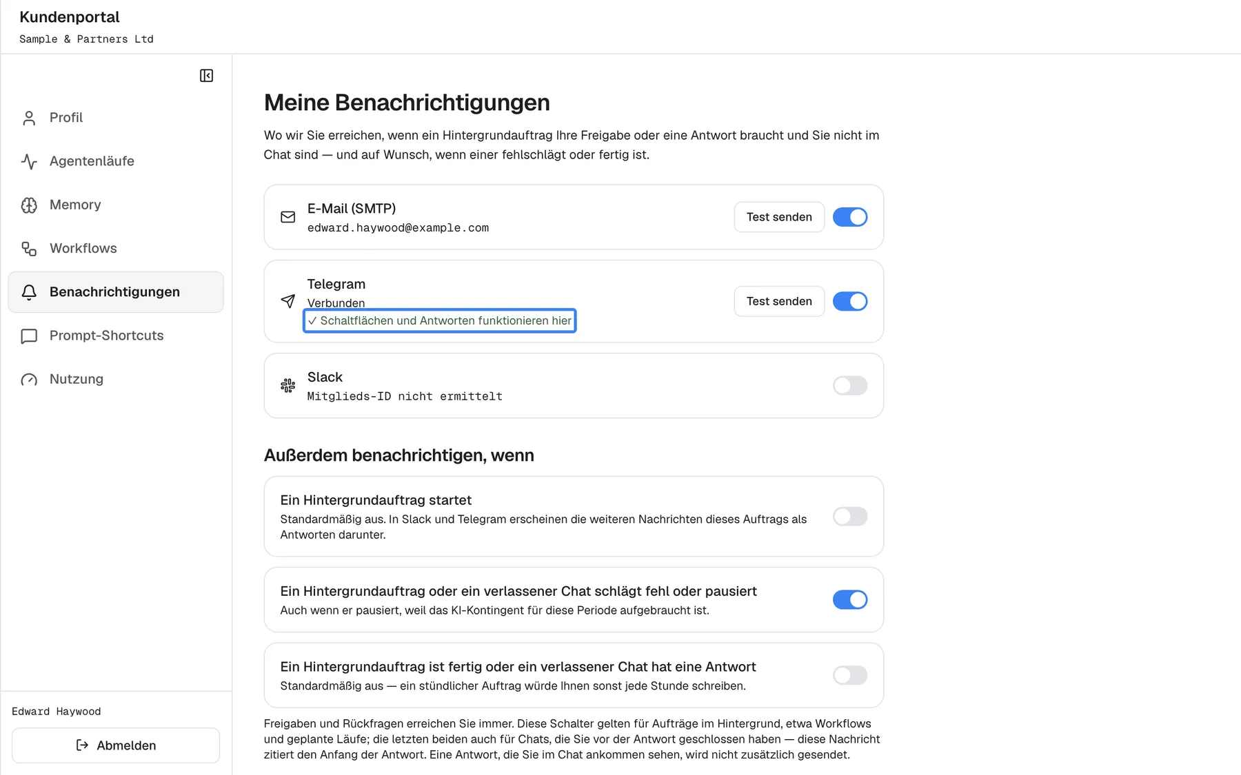 Die Seite Benachrichtigungen im Kundenportal mit "Meine Benachrichtigungen". Die Karte "E-Mail (SMTP)" ist eingeschaltet, mit "Test senden". Die Karte "Telegram" zeigt "Verbunden" und, hervorgehoben, "✓ Schaltflächen und Antworten funktionieren hier", mit "Test senden" und eingeschaltetem Schalter: Dieses Konto kann in Telegram Anfragen genehmigen, Rückfragen beantworten und mit dem Assistenten chatten. Die Karte "Slack" darunter ist ausgeschaltet und zeigt "Mitglieds-ID nicht ermittelt".