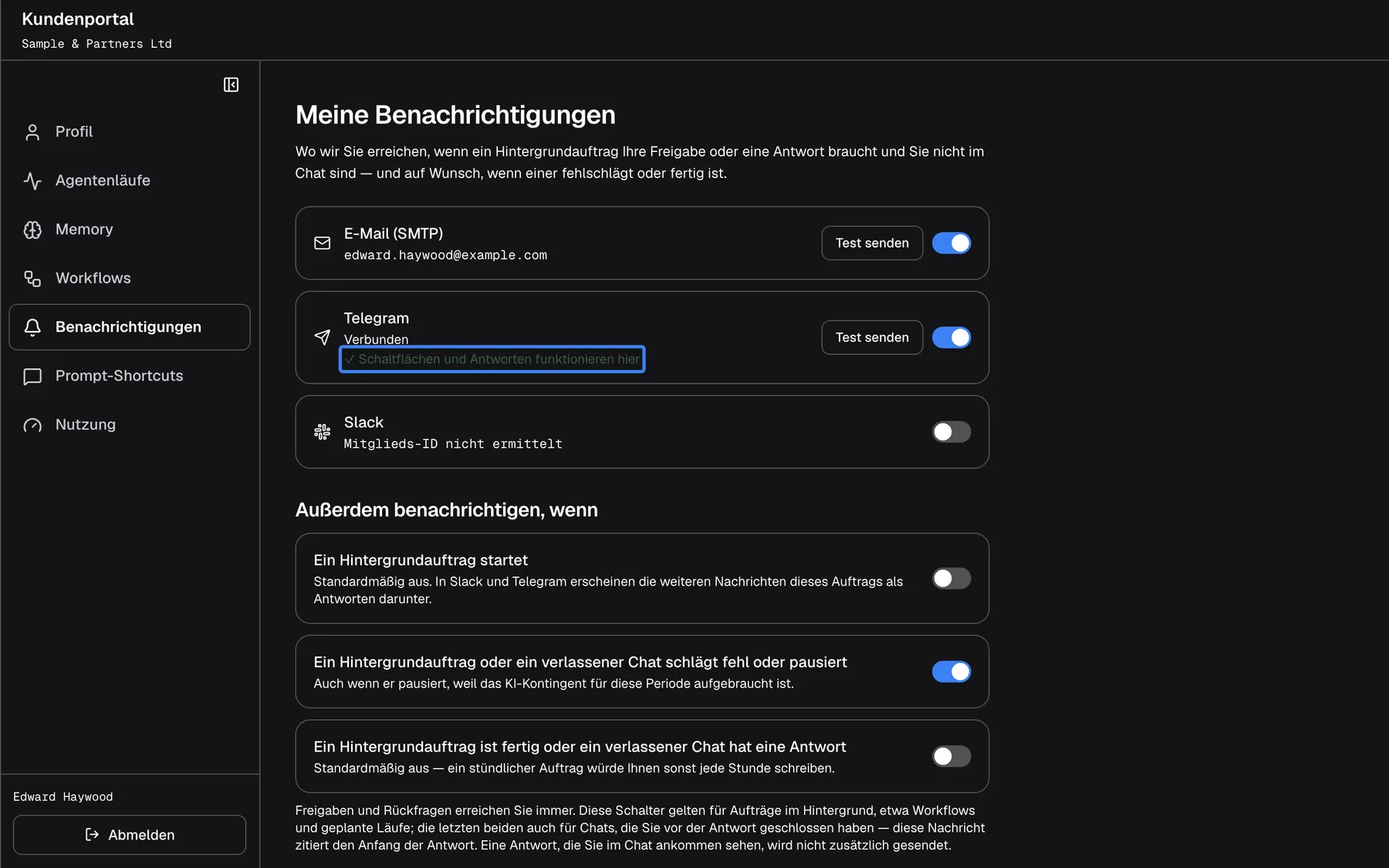 Die Seite Benachrichtigungen im Kundenportal mit "Meine Benachrichtigungen". Die Karte "E-Mail (SMTP)" ist eingeschaltet, mit "Test senden". Die Karte "Telegram" zeigt "Verbunden" und, hervorgehoben, "✓ Schaltflächen und Antworten funktionieren hier", mit "Test senden" und eingeschaltetem Schalter: Dieses Konto kann in Telegram Anfragen genehmigen, Rückfragen beantworten und mit dem Assistenten chatten. Die Karte "Slack" darunter ist ausgeschaltet und zeigt "Mitglieds-ID nicht ermittelt".