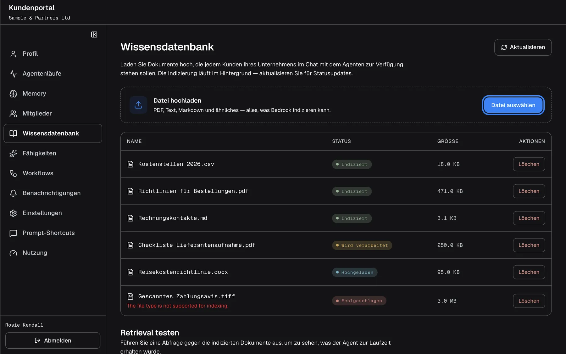 Die Seite „Wissensdatenbank“ mit Einleitung und „Aktualisieren“. Die Karte „Datei hochladen“ zeigt einen Hinweis mit den akzeptierten Dateitypen (PDF, Text, Markdown und ähnliche) und hat die Schaltfläche „Datei auswählen“, hervorgehoben. Darunter listet eine Tabelle die Dokumente des Unternehmens mit Name, Status, Größe und „Löschen“: drei sind „Indiziert“, eines „Wird verarbeitet“, eines „Hochgeladen“, und „Gescanntes Zahlungsavis.tiff“ ist „Fehlgeschlagen“ mit dem roten englischen Hinweis „The file type is not supported for indexing.“. Der Status aktualisiert sich nicht selbst; nutzen Sie „Aktualisieren“.
