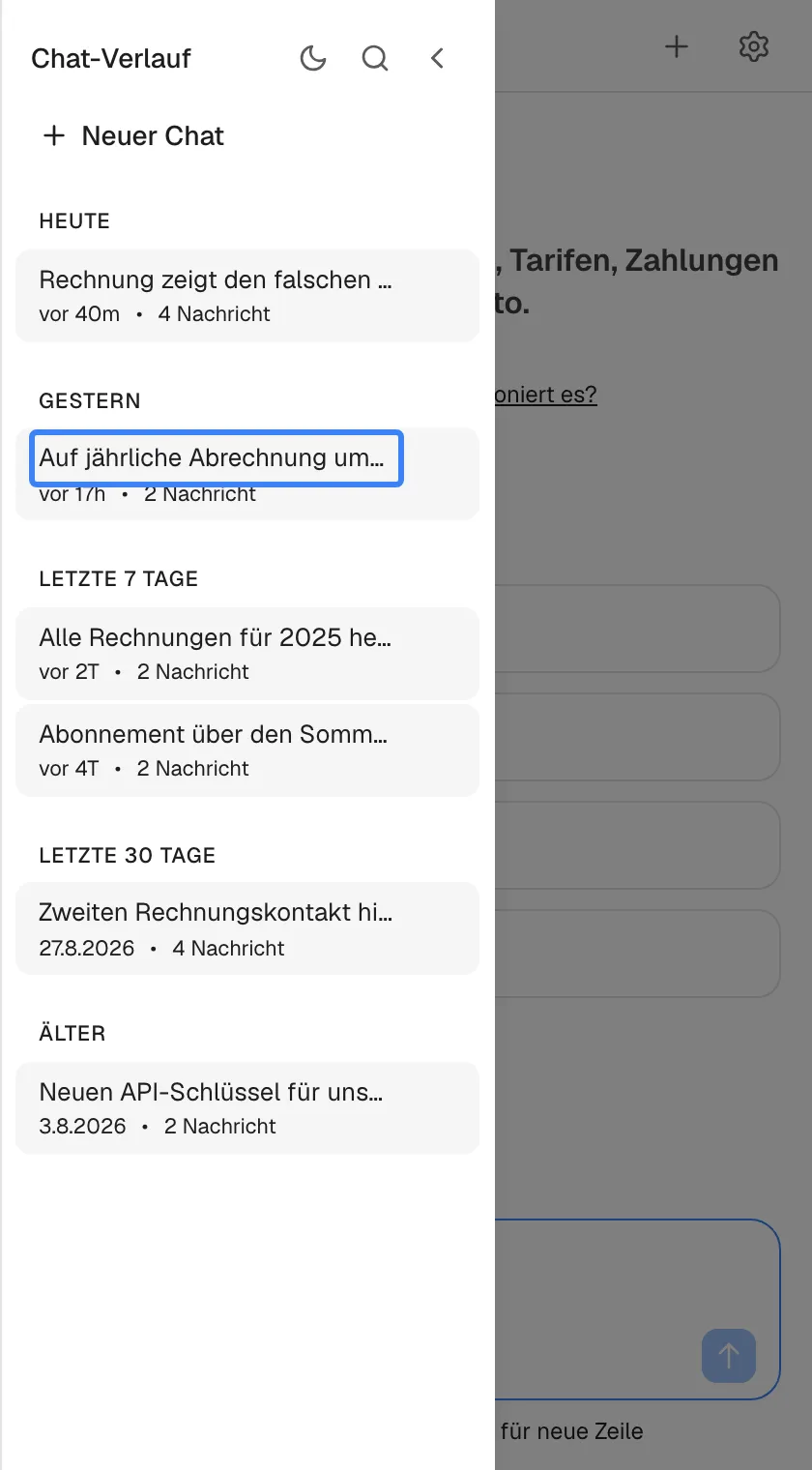 Die Seitenleiste „Chat-Verlauf“, geöffnet über das Menüsymbol, schiebt sich von links über den Chat. Oben liegen ein Mond-Symbol für den dunklen Modus, eine Lupe, ein Pfeil zum Schließen und „Neuer Chat“. Ihre früheren Chats sind nach „HEUTE“, „GESTERN“, „LETZTE 7 TAGE“, „LETZTE 30 TAGE“ und „ÄLTER“ gruppiert, jeweils mit Titel, Alter der letzten Änderung und Nachrichtenzahl. Der Chat „Auf jährliche Abrechnung umstellen“ unter „GESTERN“ ist hervorgehoben; ein Klick auf einen Chat öffnet ihn wieder.