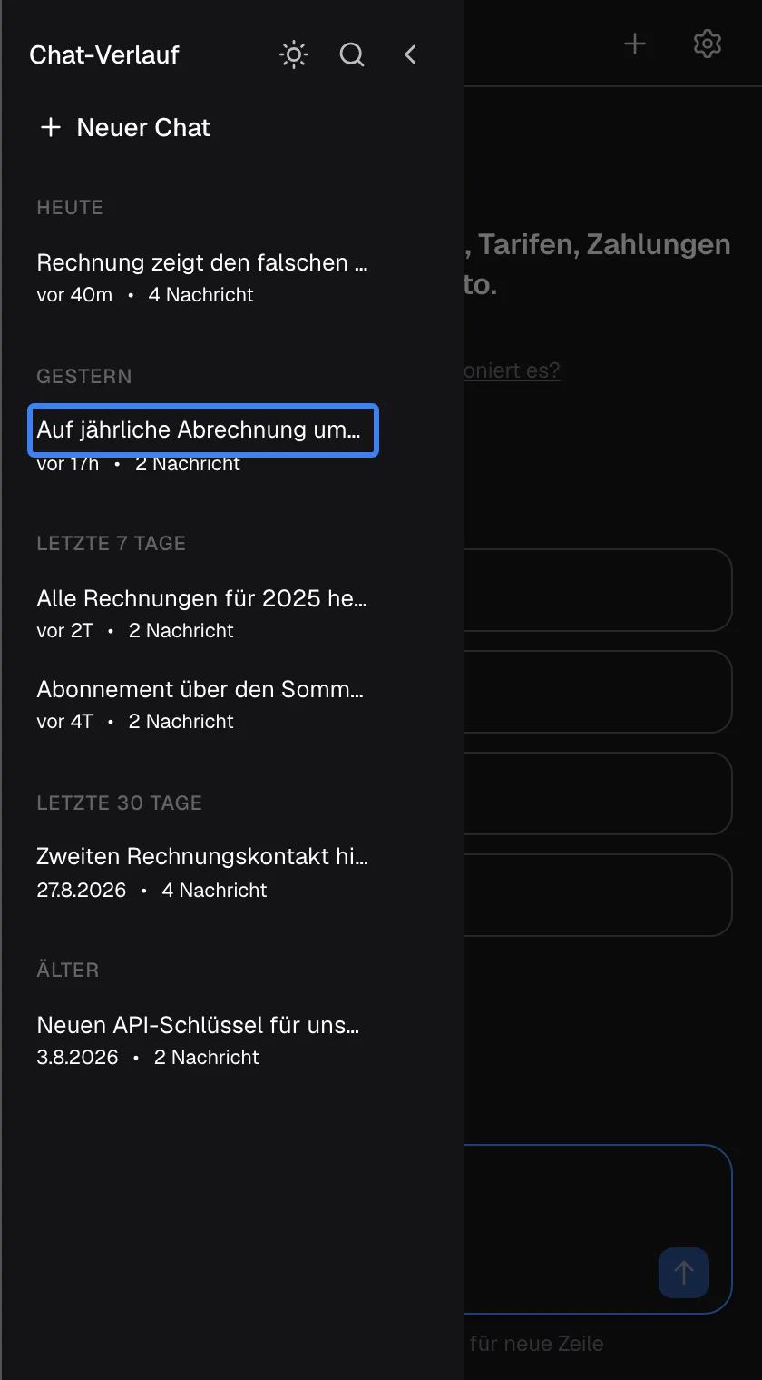 Die Seitenleiste „Chat-Verlauf“, geöffnet über das Menüsymbol, schiebt sich von links über den Chat. Oben liegen ein Mond-Symbol für den dunklen Modus, eine Lupe, ein Pfeil zum Schließen und „Neuer Chat“. Ihre früheren Chats sind nach „HEUTE“, „GESTERN“, „LETZTE 7 TAGE“, „LETZTE 30 TAGE“ und „ÄLTER“ gruppiert, jeweils mit Titel, Alter der letzten Änderung und Nachrichtenzahl. Der Chat „Auf jährliche Abrechnung umstellen“ unter „GESTERN“ ist hervorgehoben; ein Klick auf einen Chat öffnet ihn wieder.