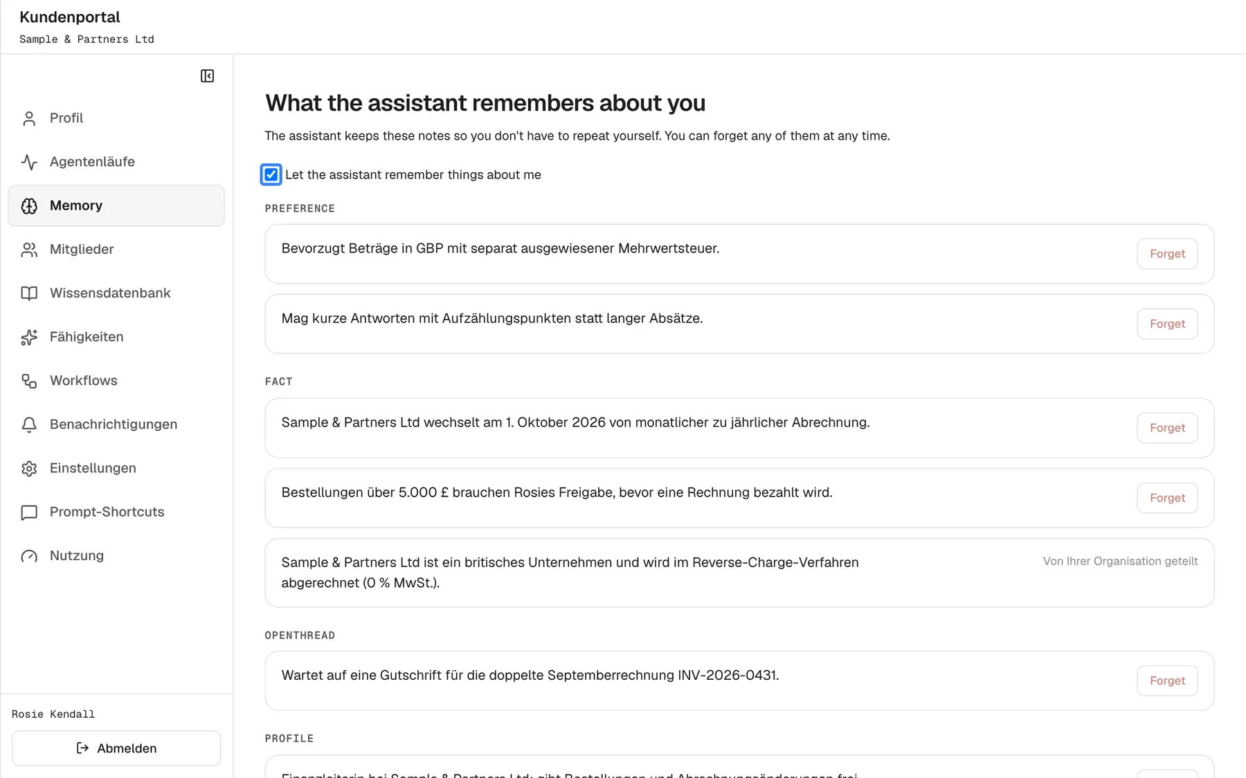 Die Seite „Memory“ des Kundenportals mit dem englischen Titel „What the assistant remembers about you“. Sie listet die Notizen, die der Assistent über Sie führt, nach Kategorien gruppiert und jeweils mit der englischen Schaltfläche „Forget“; eine Notiz über Ihr Unternehmen ist als „Von Ihrer Organisation geteilt“ markiert. Oben ist das angehakte Kästchen „Let the assistant remember things about me“ hervorgehoben. Ohne Haken nutzt und speichert der Assistent keine Notizen mehr über Sie; vorhandene bleiben, bis Sie sie löschen.