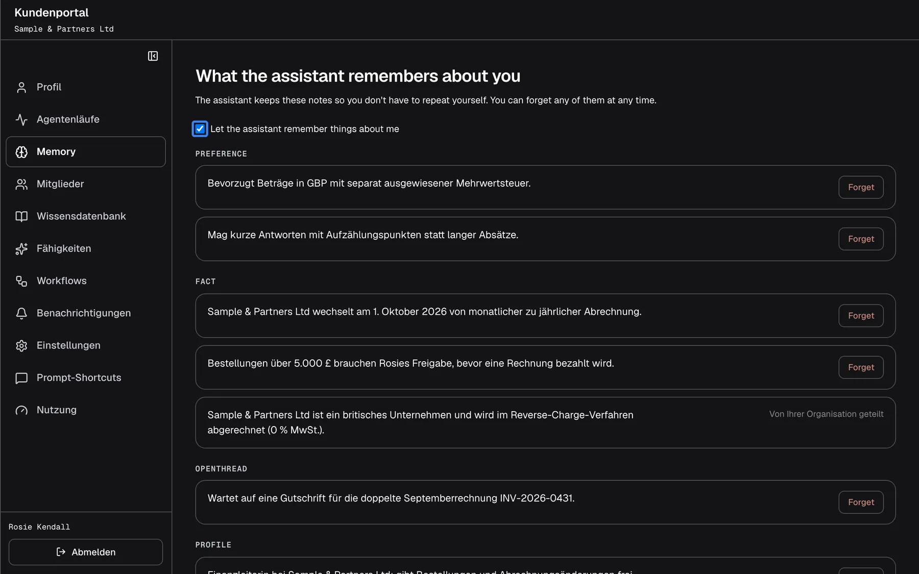 Die Seite „Memory“ des Kundenportals mit dem englischen Titel „What the assistant remembers about you“. Sie listet die Notizen, die der Assistent über Sie führt, nach Kategorien gruppiert und jeweils mit der englischen Schaltfläche „Forget“; eine Notiz über Ihr Unternehmen ist als „Von Ihrer Organisation geteilt“ markiert. Oben ist das angehakte Kästchen „Let the assistant remember things about me“ hervorgehoben. Ohne Haken nutzt und speichert der Assistent keine Notizen mehr über Sie; vorhandene bleiben, bis Sie sie löschen.
