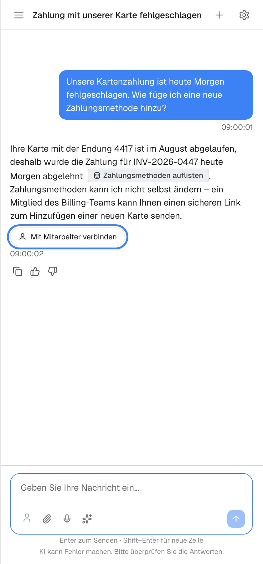 Ein Chat mit dem Titel „Zahlung mit unserer Karte fehlgeschlagen“. Der Assistent erklärt, dass Ihre Karte mit der Endung 4417 im August abgelaufen ist und die Zahlung für INV-2026-0447 deshalb heute Morgen abgelehnt wurde; Zahlungsmethoden kann er nicht selbst ändern, ein Mitglied des Billing-Teams kann aber einen sicheren Link senden. Unter der Antwort ist eine abgerundete Schaltfläche mit Personensymbol, „Mit Mitarbeiter verbinden“, hervorgehoben. Der Assistent bietet sie nur an, wenn er meint, dass ein Mensch helfen sollte.