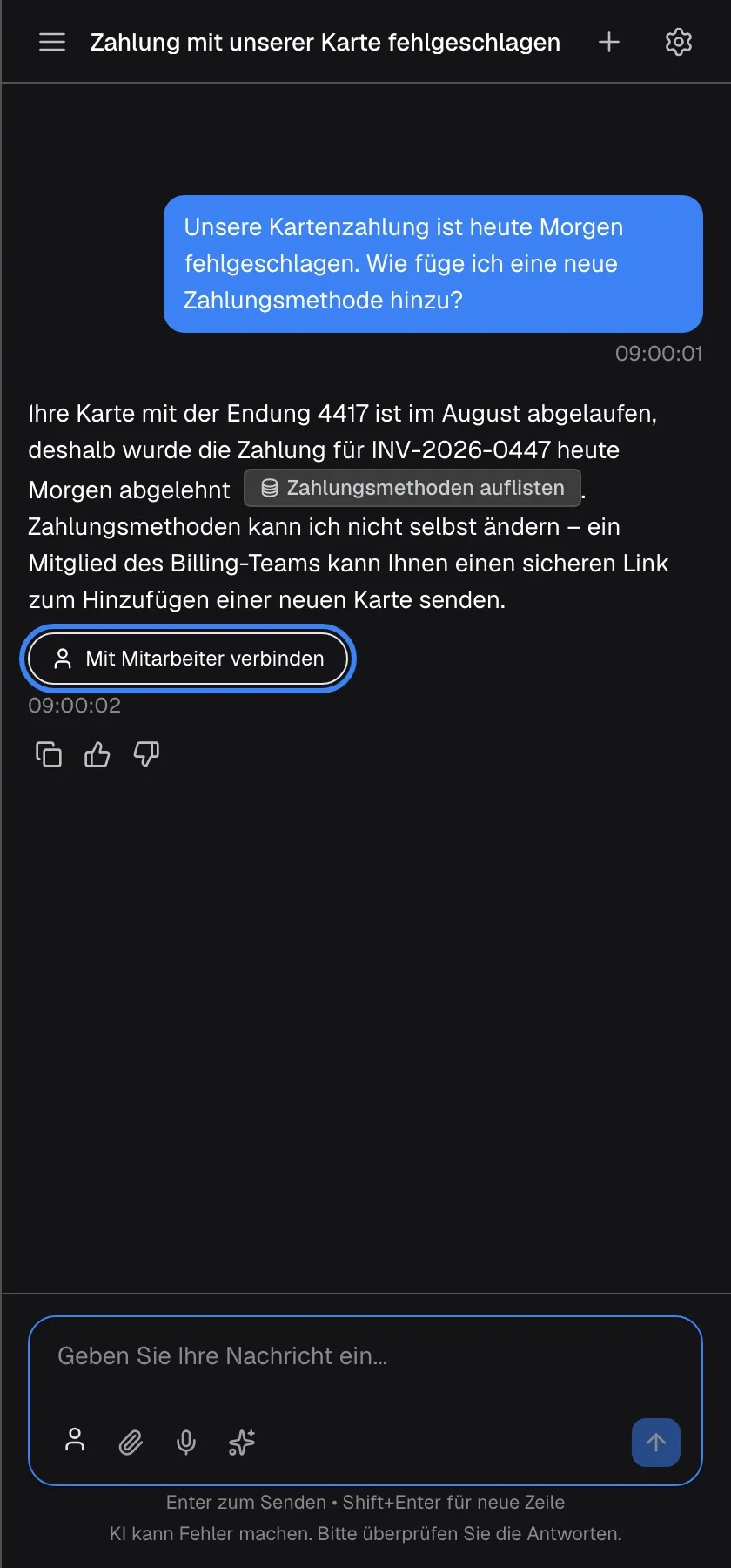 Ein Chat mit dem Titel „Zahlung mit unserer Karte fehlgeschlagen“. Der Assistent erklärt, dass Ihre Karte mit der Endung 4417 im August abgelaufen ist und die Zahlung für INV-2026-0447 deshalb heute Morgen abgelehnt wurde; Zahlungsmethoden kann er nicht selbst ändern, ein Mitglied des Billing-Teams kann aber einen sicheren Link senden. Unter der Antwort ist eine abgerundete Schaltfläche mit Personensymbol, „Mit Mitarbeiter verbinden“, hervorgehoben. Der Assistent bietet sie nur an, wenn er meint, dass ein Mensch helfen sollte.
