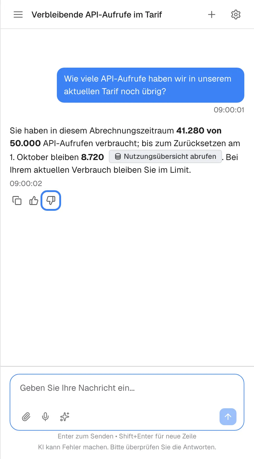 Ein Chat mit dem Titel „Verbleibende API-Aufrufe im Tarif“. Der Assistent antwortet, dass in diesem Abrechnungszeitraum 41.280 von 50.000 API-Aufrufen verbraucht sind und bis zum 1. Oktober 8.720 bleiben, mit dem Abzeichen „Nutzungsübersicht abrufen“. Unter der Antwort liegen drei Symbole: „Nachricht kopieren“, „Gute Antwort“ (Daumen hoch) und „Schlechte Antwort“ (Daumen runter), Letzteres hervorgehoben. Daumen hoch wird sofort gesendet; Daumen runter fragt zuerst, was falsch war.