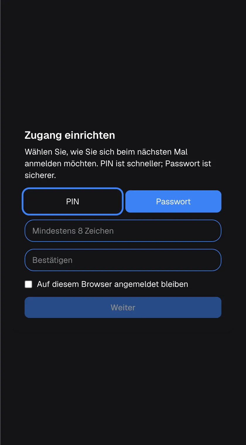 Der Anmeldebildschirm des Assistenten beim ersten Besuch, eine Karte mit dem Titel „Zugang einrichten“ und dem Text „Wählen Sie, wie Sie sich beim nächsten Mal anmelden möchten. PIN ist schneller; Passwort ist sicherer.“. Darunter liegen zwei Umschalter: „PIN“, hervorgehoben, und „Passwort“, das ausgewählt ist (blau), weil Ihr Unternehmen Passwörter bevorzugt. Es folgen die leeren Felder „Mindestens 8 Zeichen“ und „Bestätigen“, das nicht angehakte Kästchen „Auf diesem Browser angemeldet bleiben“ und die ausgegraute Schaltfläche „Weiter“. Ein Klick auf „PIN“ stellt beide Felder auf eine 4- bis 8-stellige PIN um.