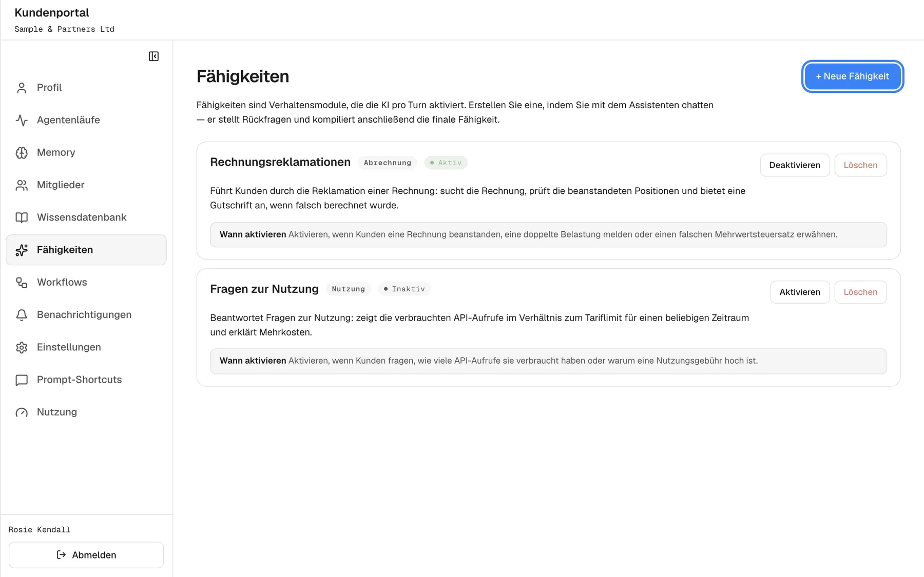 Die Seite „Fähigkeiten“ mit der Einleitung, dass Fähigkeiten Verhaltensmodule sind, die der Assistent pro Anfrage aktiviert und die Sie im Gespräch mit einem Assistenten anlegen, und mit der blauen Schaltfläche „+ Neue Fähigkeit“, hervorgehoben. Zwei Fähigkeiten sind gelistet: „Rechnungsreklamationen“ (Kategorie „Abrechnung“, „Aktiv“) und „Fragen zur Nutzung“ (Kategorie „Nutzung“, „Inaktiv“), jeweils mit Beschreibung, „Wann aktivieren“ und den Schaltflächen „Deaktivieren“ oder „Aktivieren“ und „Löschen“. Eine Bearbeiten-Schaltfläche gibt es nicht.