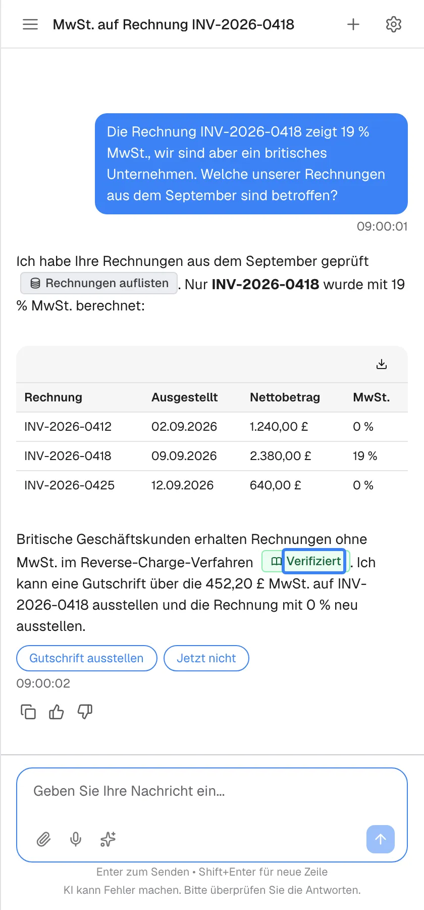Eine Antwort zu Septemberrechnungen. Im ersten Satz zeigt ein graues Abzeichen mit Datenbanksymbol, „Rechnungen auflisten“, dass die Zahlen aus einem System Ihres Anbieters stammen. Weiter unten, nach der Erklärung zum britischen Reverse-Charge-Verfahren, ist ein grünes Abzeichen mit Buchsymbol hervorgehoben, „Verifiziert“: Der Satz stützt sich auf Dokumente Ihres Anbieters; beim Darüberfahren sehen Sie, welche. Dazwischen steht eine Tabelle mit drei Rechnungen und einem Download-Symbol.
