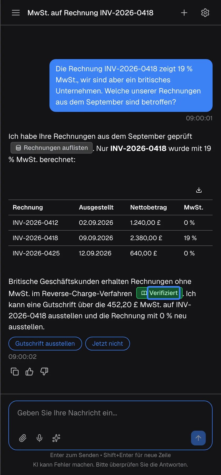 Eine Antwort zu Septemberrechnungen. Im ersten Satz zeigt ein graues Abzeichen mit Datenbanksymbol, „Rechnungen auflisten“, dass die Zahlen aus einem System Ihres Anbieters stammen. Weiter unten, nach der Erklärung zum britischen Reverse-Charge-Verfahren, ist ein grünes Abzeichen mit Buchsymbol hervorgehoben, „Verifiziert“: Der Satz stützt sich auf Dokumente Ihres Anbieters; beim Darüberfahren sehen Sie, welche. Dazwischen steht eine Tabelle mit drei Rechnungen und einem Download-Symbol.