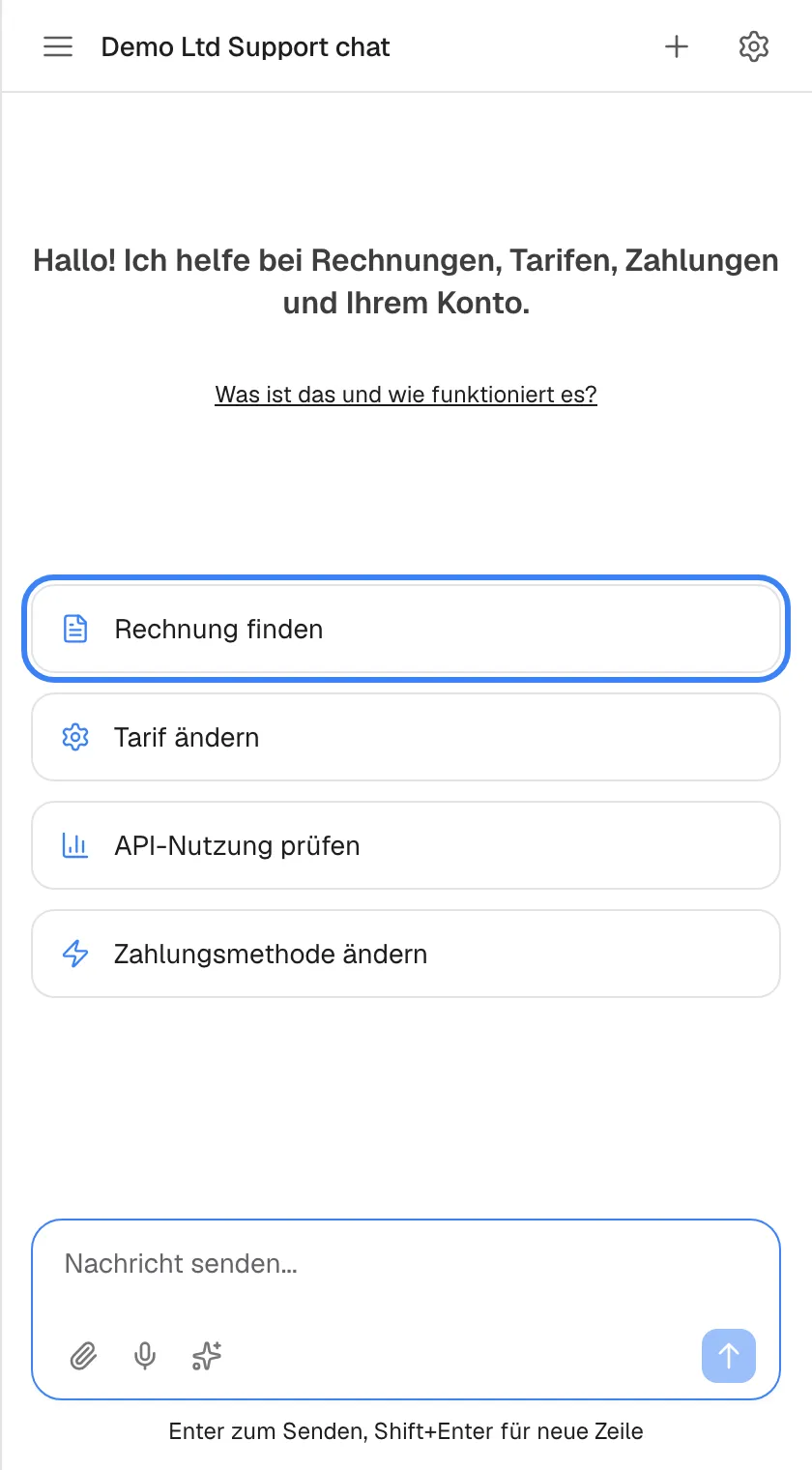 Der Startbildschirm des Assistenten. Unter der Kopfzeile mit dem Titel „Demo Ltd Support chat“ stehen der Willkommenstext „Hallo! Ich helfe bei Rechnungen, Tarifen, Zahlungen und Ihrem Konto.“ und der Link „Was ist das und wie funktioniert es?“. Es folgen vier Schnellstart-Karten: „Rechnung finden“, hervorgehoben, „Tarif ändern“, „API-Nutzung prüfen“ und „Zahlungsmethode ändern“. Unten liegt das Eingabefeld „Nachricht senden...“ mit Symbolen für Anhang, Mikrofon und Shortcuts sowie dem Hinweis „Enter zum Senden, Shift+Enter für neue Zeile“. Ein Klick auf eine Karte sendet ihre Frage sofort.