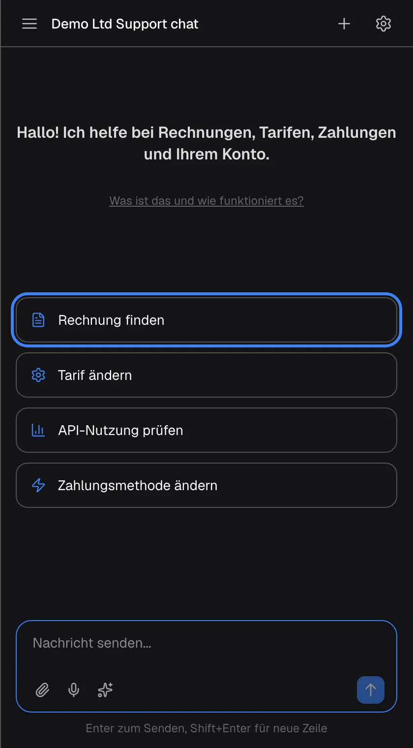 Der Startbildschirm des Assistenten. Unter der Kopfzeile mit dem Titel „Demo Ltd Support chat“ stehen der Willkommenstext „Hallo! Ich helfe bei Rechnungen, Tarifen, Zahlungen und Ihrem Konto.“ und der Link „Was ist das und wie funktioniert es?“. Es folgen vier Schnellstart-Karten: „Rechnung finden“, hervorgehoben, „Tarif ändern“, „API-Nutzung prüfen“ und „Zahlungsmethode ändern“. Unten liegt das Eingabefeld „Nachricht senden...“ mit Symbolen für Anhang, Mikrofon und Shortcuts sowie dem Hinweis „Enter zum Senden, Shift+Enter für neue Zeile“. Ein Klick auf eine Karte sendet ihre Frage sofort.