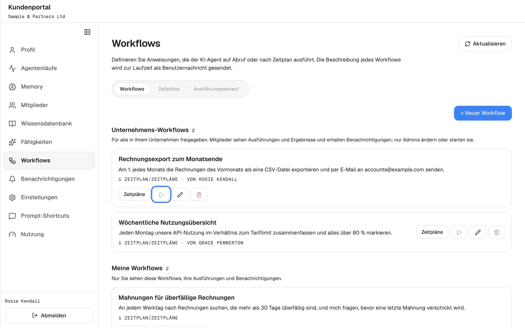 Die Seite "Workflows" im Kundenportal als Kunden-Admin, mit den Reitern "Workflows", "Zeitpläne" und "Ausführungsverlauf" und "+ Neuer Workflow". Unter "Unternehmens-Workflows" (2): "Für alle in Ihrem Unternehmen freigegeben. Mitglieder sehen Ausführungen und Ergebnisse und erhalten Benachrichtigungen; nur Admins ändern oder starten sie." mit "Rechnungsexport zum Monatsende" (von Rosie Kendall) und "Wöchentliche Nutzungsübersicht" (von Grace Pemberton). Unter "Meine Workflows" (2): "Nur Sie sehen diese Workflows, ihre Ausführungen und Benachrichtigungen." mit "Mahnungen für überfällige Rechnungen". Jede Karte hat "Zeitpläne", ein Abspielsymbol "Jetzt ausführen", beim ersten hervorgehoben, einen Stift und einen Papierkorb.