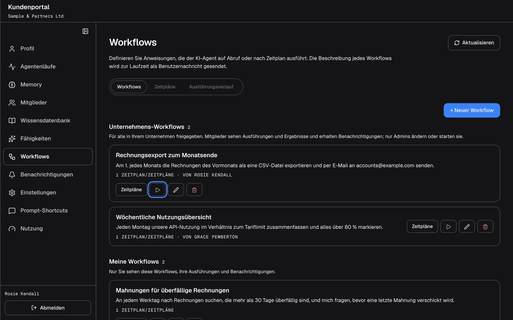 Die Seite "Workflows" im Kundenportal als Kunden-Admin, mit den Reitern "Workflows", "Zeitpläne" und "Ausführungsverlauf" und "+ Neuer Workflow". Unter "Unternehmens-Workflows" (2): "Für alle in Ihrem Unternehmen freigegeben. Mitglieder sehen Ausführungen und Ergebnisse und erhalten Benachrichtigungen; nur Admins ändern oder starten sie." mit "Rechnungsexport zum Monatsende" (von Rosie Kendall) und "Wöchentliche Nutzungsübersicht" (von Grace Pemberton). Unter "Meine Workflows" (2): "Nur Sie sehen diese Workflows, ihre Ausführungen und Benachrichtigungen." mit "Mahnungen für überfällige Rechnungen". Jede Karte hat "Zeitpläne", ein Abspielsymbol "Jetzt ausführen", beim ersten hervorgehoben, einen Stift und einen Papierkorb.