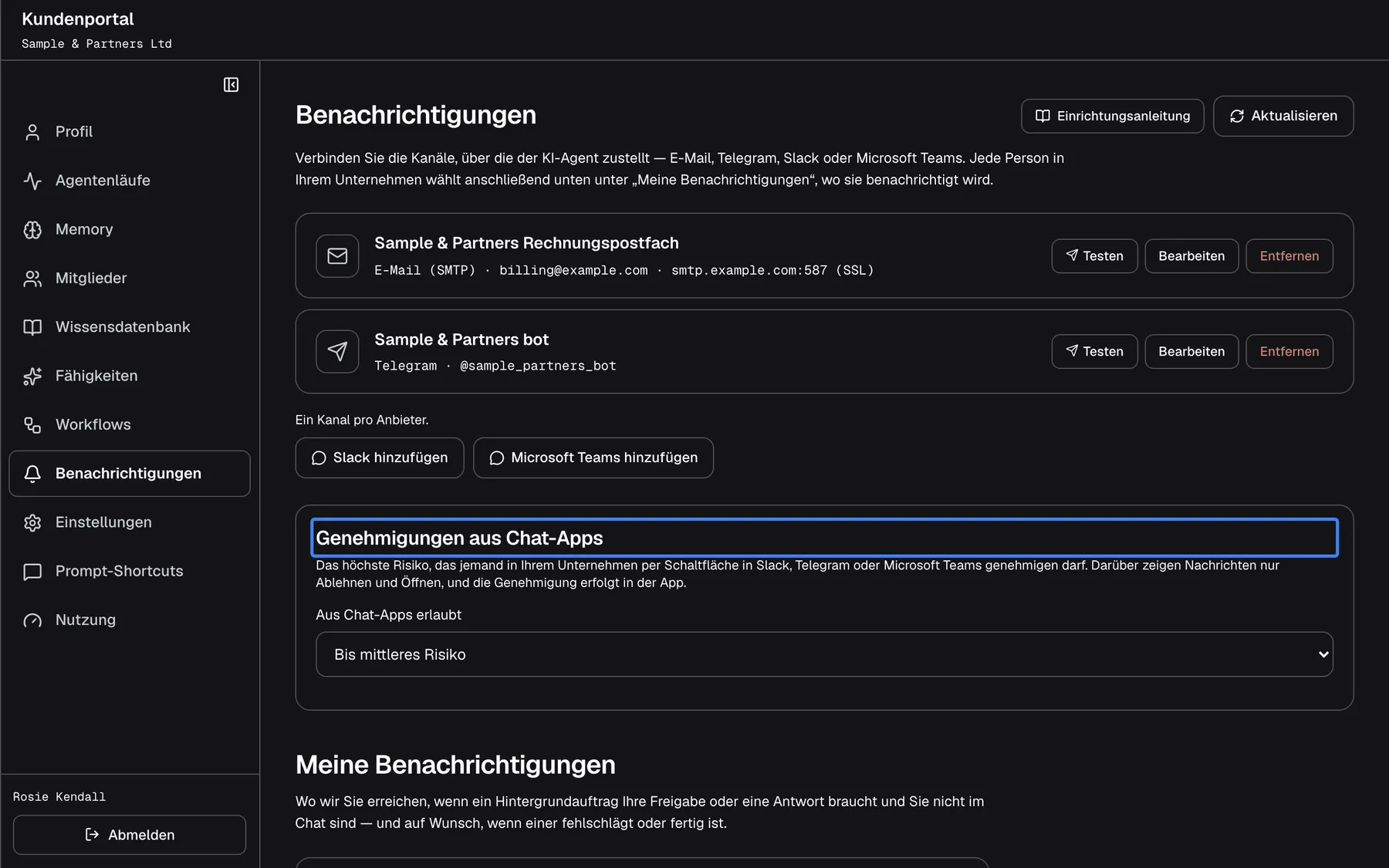 Die Mitte der Seite Benachrichtigungen im Kundenportal. Unter den beiden Kanalkarten, "Ein Kanal pro Anbieter." und den Schaltflächen "Slack hinzufügen" und "Microsoft Teams hinzufügen" steht die hervorgehobene Karte "Genehmigungen aus Chat-Apps": Sie begrenzt, welches Risiko jemand in Ihrem Unternehmen per Schaltfläche in Slack, Telegram oder Microsoft Teams genehmigen darf; darüber zeigen Nachrichten nur Ablehnen und Öffnen. Die Liste "Aus Chat-Apps erlaubt" steht auf "Bis mittleres Risiko". Darunter beginnt "Meine Benachrichtigungen".