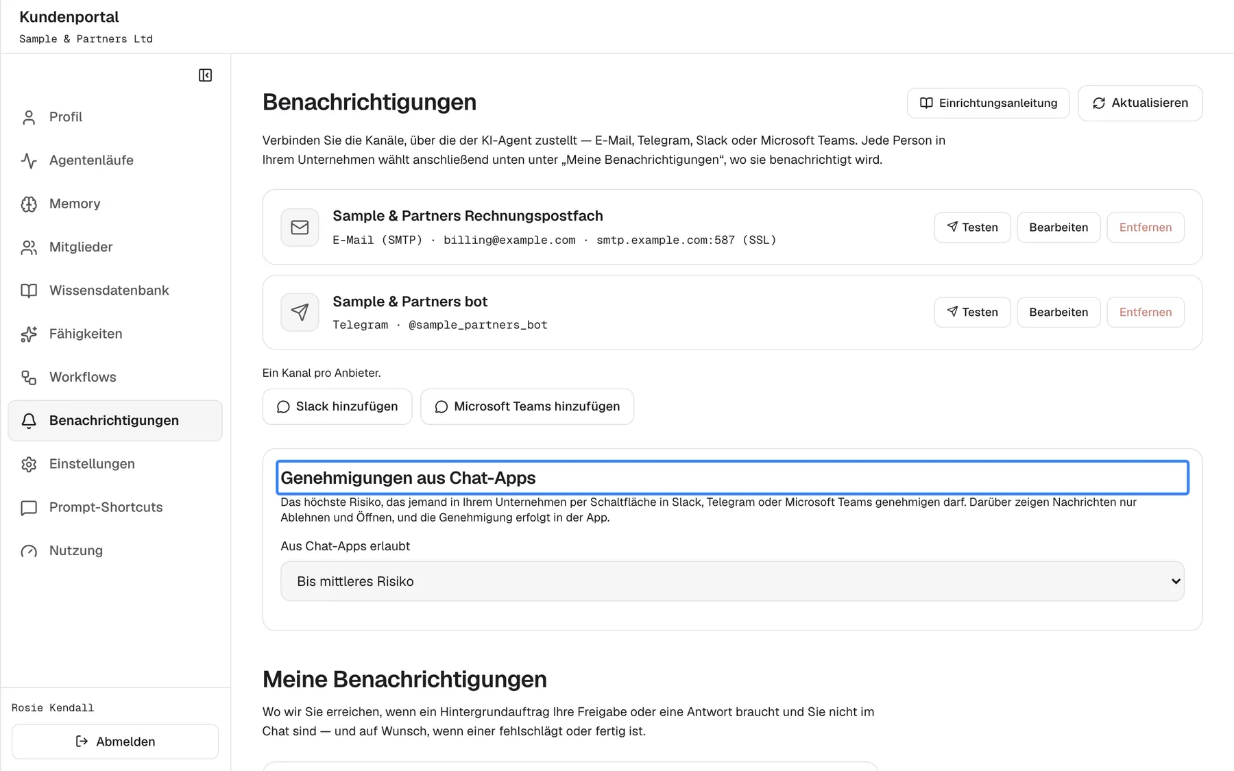 Die Mitte der Seite Benachrichtigungen im Kundenportal. Unter den beiden Kanalkarten, "Ein Kanal pro Anbieter." und den Schaltflächen "Slack hinzufügen" und "Microsoft Teams hinzufügen" steht die hervorgehobene Karte "Genehmigungen aus Chat-Apps": Sie begrenzt, welches Risiko jemand in Ihrem Unternehmen per Schaltfläche in Slack, Telegram oder Microsoft Teams genehmigen darf; darüber zeigen Nachrichten nur Ablehnen und Öffnen. Die Liste "Aus Chat-Apps erlaubt" steht auf "Bis mittleres Risiko". Darunter beginnt "Meine Benachrichtigungen".