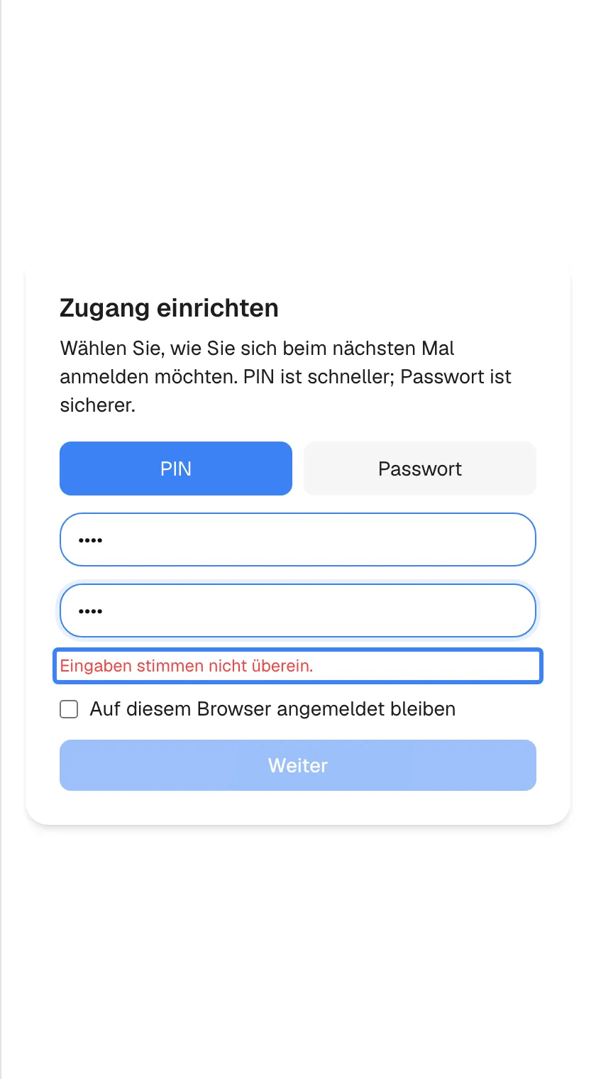 Die Karte „Zugang einrichten“, jetzt mit ausgewählter „PIN“. Beide Felder enthalten vier verdeckte Ziffern, die sich aber unterscheiden; deshalb erscheint unter dem zweiten Feld die rote Meldung „Eingaben stimmen nicht überein.“, hervorgehoben. Das Kästchen „Auf diesem Browser angemeldet bleiben“ ist nicht angehakt, und „Weiter“ bleibt ausgegraut, bis beide Eingaben gleich sind.