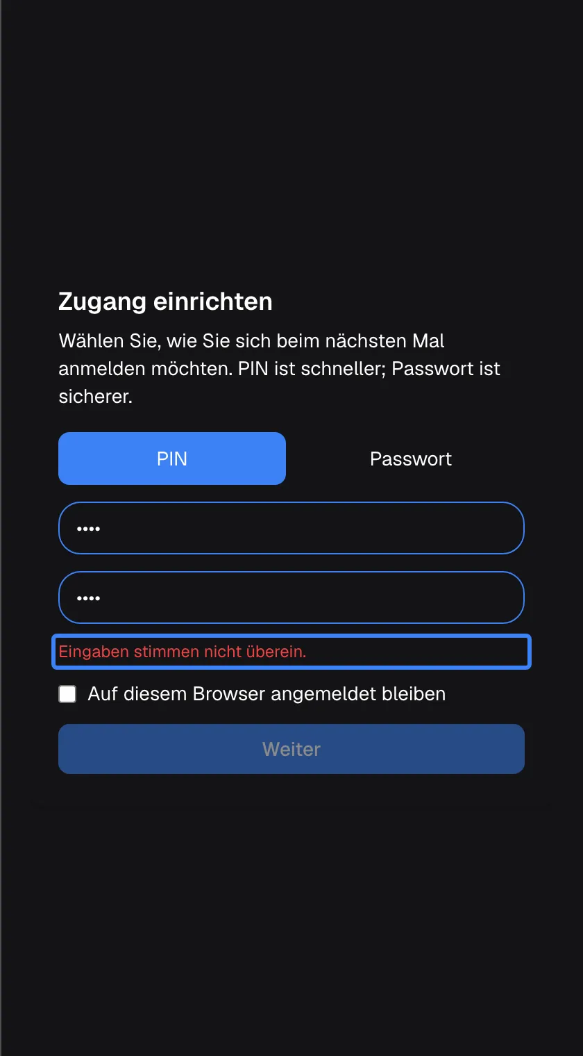 Die Karte „Zugang einrichten“, jetzt mit ausgewählter „PIN“. Beide Felder enthalten vier verdeckte Ziffern, die sich aber unterscheiden; deshalb erscheint unter dem zweiten Feld die rote Meldung „Eingaben stimmen nicht überein.“, hervorgehoben. Das Kästchen „Auf diesem Browser angemeldet bleiben“ ist nicht angehakt, und „Weiter“ bleibt ausgegraut, bis beide Eingaben gleich sind.