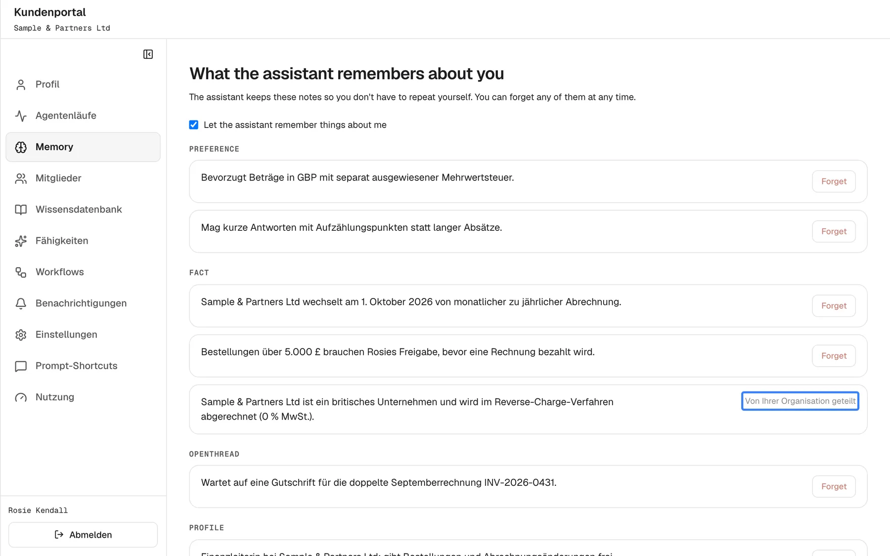 Die Seite „Memory“ mit ihren Notizen. Die meisten, etwa „Bestellungen über 5.000 £ brauchen Rosies Freigabe, bevor eine Rechnung bezahlt wird.“, haben die englische Schaltfläche „Forget“. Unter „Fact“ trägt die Notiz „Sample & Partners Ltd ist ein britisches Unternehmen und wird im Reverse-Charge-Verfahren abgerechnet (0 % MwSt.).“ stattdessen den Hinweis „Von Ihrer Organisation geteilt“, hervorgehoben, und hat kein „Forget“. Solche Notizen stammen von Ihrem Anbieter und gelten für alle in Ihrem Unternehmen. „Forget“ fragt nach und entfernt eine Notiz endgültig.