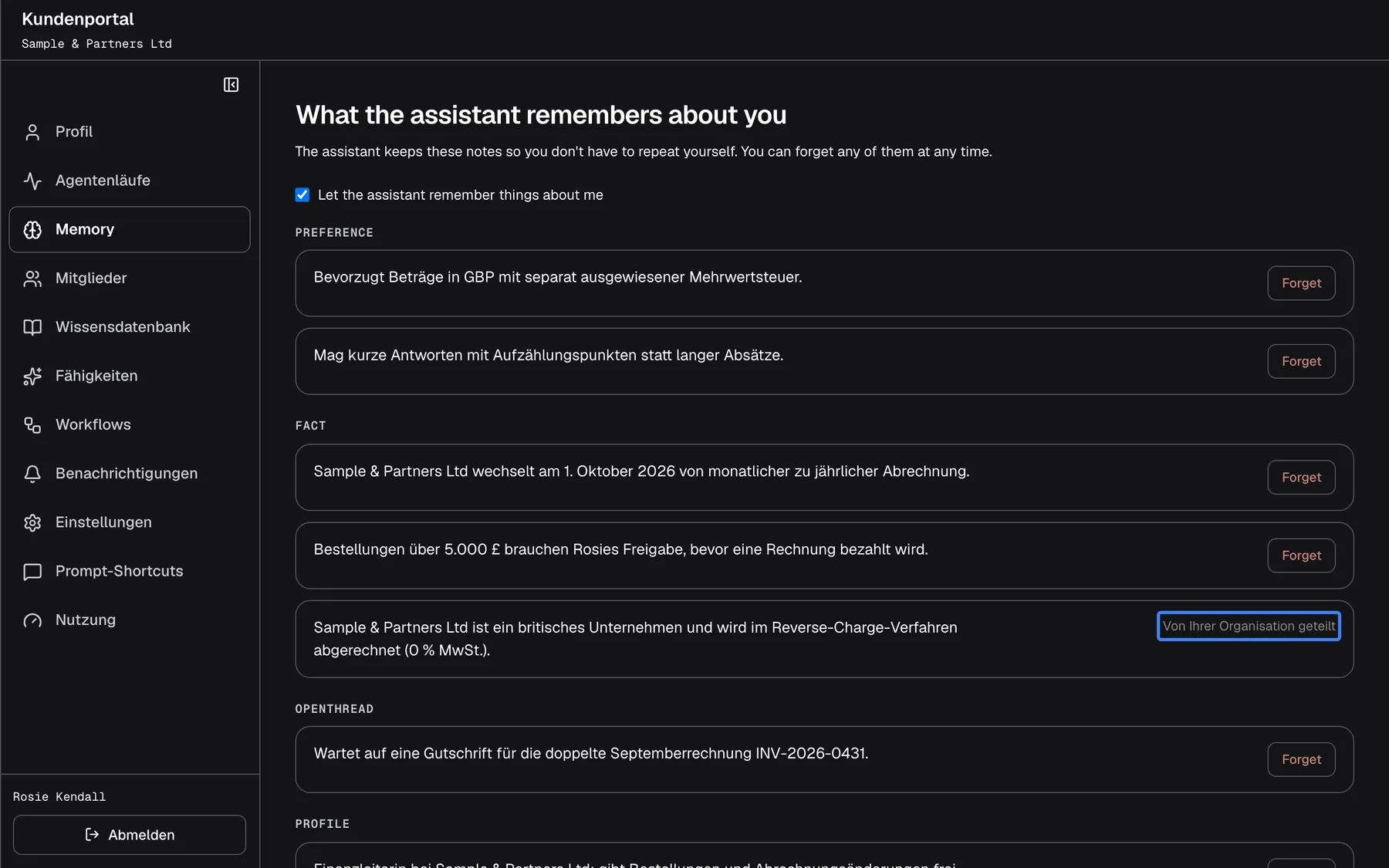 Die Seite „Memory“ mit ihren Notizen. Die meisten, etwa „Bestellungen über 5.000 £ brauchen Rosies Freigabe, bevor eine Rechnung bezahlt wird.“, haben die englische Schaltfläche „Forget“. Unter „Fact“ trägt die Notiz „Sample & Partners Ltd ist ein britisches Unternehmen und wird im Reverse-Charge-Verfahren abgerechnet (0 % MwSt.).“ stattdessen den Hinweis „Von Ihrer Organisation geteilt“, hervorgehoben, und hat kein „Forget“. Solche Notizen stammen von Ihrem Anbieter und gelten für alle in Ihrem Unternehmen. „Forget“ fragt nach und entfernt eine Notiz endgültig.