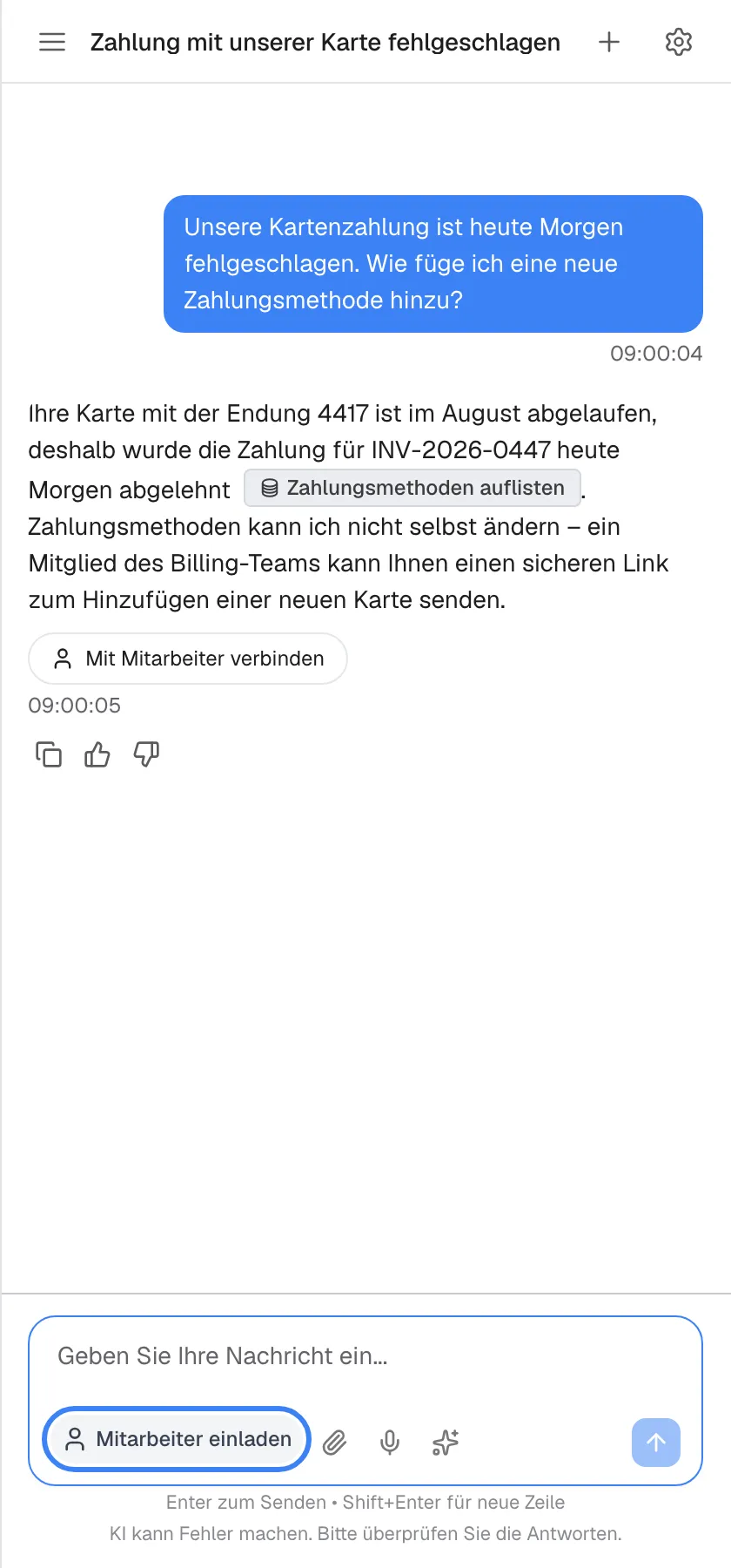 Derselbe Chat, der Zeiger liegt auf dem Personensymbol links im Eingabefeld, das sich zur Beschriftung „Mitarbeiter einladen“ ausklappt, hervorgehoben. Es bewirkt dasselbe wie „Mit Mitarbeiter verbinden“ unter der Antwort. Daneben liegen die Symbole für Anhang, Mikrofon und Shortcuts. Hat Ihr Anbieter eine eigene Beschriftung gewählt, steht diese dort.