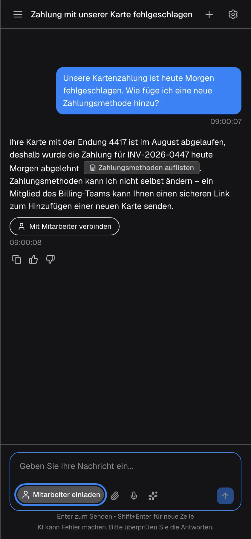 Derselbe Chat, der Zeiger liegt auf dem Personensymbol links im Eingabefeld, das sich zur Beschriftung „Mitarbeiter einladen“ ausklappt, hervorgehoben. Es bewirkt dasselbe wie „Mit Mitarbeiter verbinden“ unter der Antwort. Daneben liegen die Symbole für Anhang, Mikrofon und Shortcuts. Hat Ihr Anbieter eine eigene Beschriftung gewählt, steht diese dort.