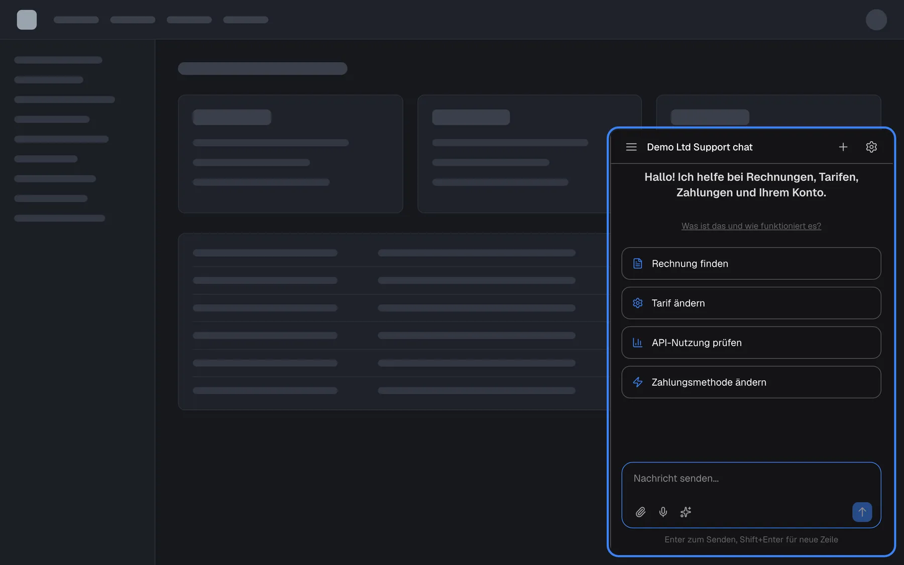 Eine Webanwendung mit grauen Platzhaltern, stellvertretend für das Produkt Ihres Anbieters, mit dem geöffneten Assistenten als Fenster unten rechts, hervorgehoben. Das Fenster trägt den Titel „Demo Ltd Support chat“ und zeigt den Willkommenstext „Hallo! Ich helfe bei Rechnungen, Tarifen, Zahlungen und Ihrem Konto.“, den Link „Was ist das und wie funktioniert es?“, vier Schnellstart-Karten „Rechnung finden“, „Tarif ändern“, „API-Nutzung prüfen“ und „Zahlungsmethode ändern“ sowie das Eingabefeld „Nachricht senden...“ mit Symbolen für Anhang, Mikrofon und Shortcuts. In der Kopfzeile des Fensters liegen Menü, neuer Chat und Zahnrad.