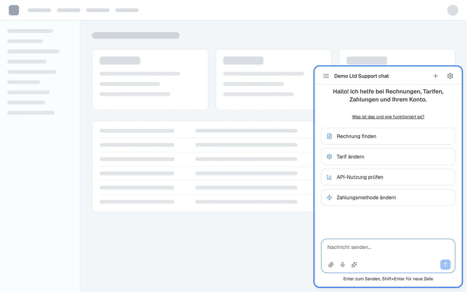 Eine Webanwendung mit grauen Platzhaltern, stellvertretend für das Produkt Ihres Anbieters, mit dem geöffneten Assistenten als Fenster unten rechts, hervorgehoben. Das Fenster trägt den Titel „Demo Ltd Support chat“ und zeigt den Willkommenstext „Hallo! Ich helfe bei Rechnungen, Tarifen, Zahlungen und Ihrem Konto.“, den Link „Was ist das und wie funktioniert es?“, vier Schnellstart-Karten „Rechnung finden“, „Tarif ändern“, „API-Nutzung prüfen“ und „Zahlungsmethode ändern“ sowie das Eingabefeld „Nachricht senden...“ mit Symbolen für Anhang, Mikrofon und Shortcuts. In der Kopfzeile des Fensters liegen Menü, neuer Chat und Zahnrad.