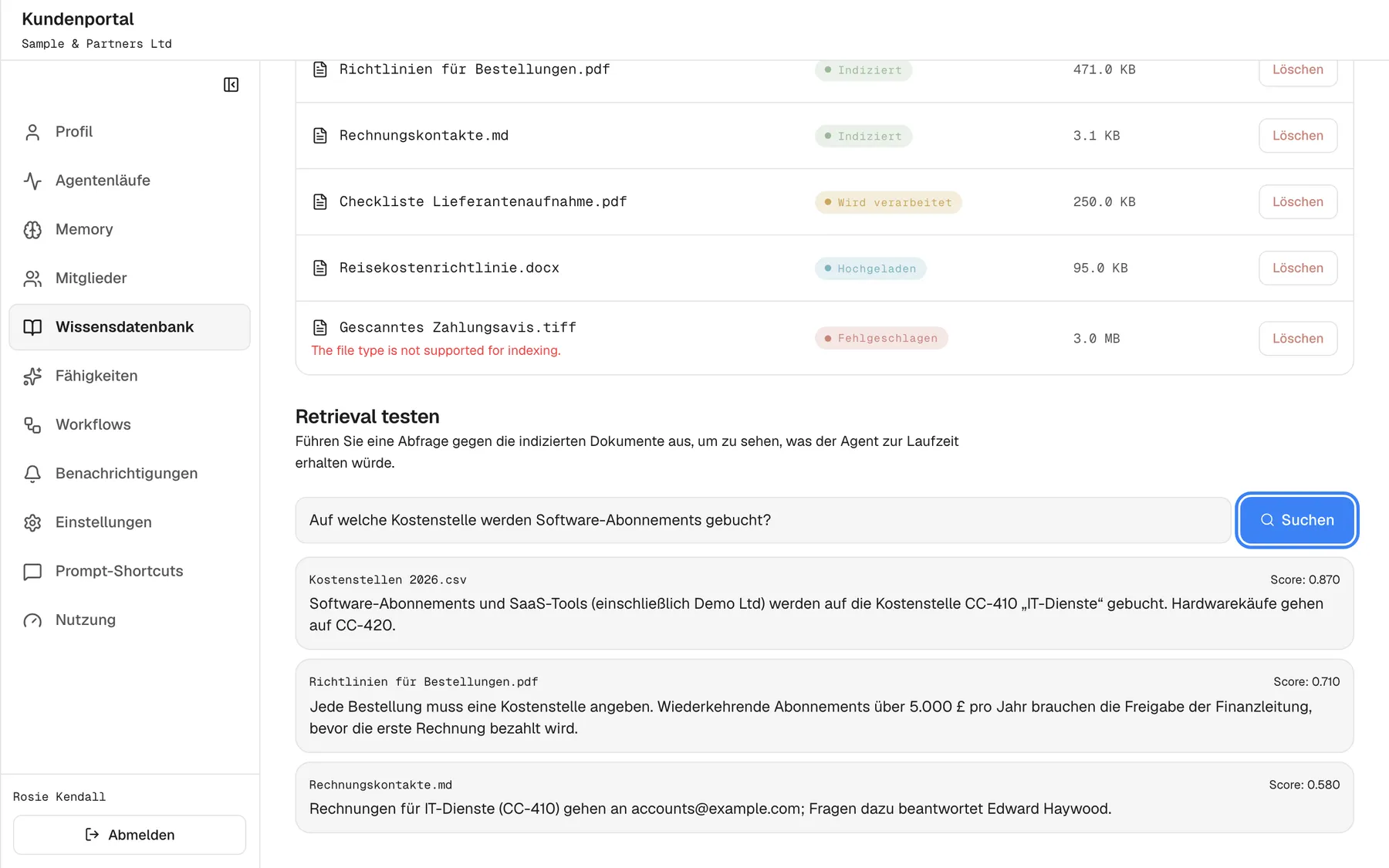 Der Bereich „Retrieval testen“ unten auf der Seite „Wissensdatenbank“: Erklärung, Frage „Auf welche Kostenstelle werden Software-Abonnements gebucht?“ und die blaue Schaltfläche „Suchen“, hervorgehoben. Es werden drei Textstellen gefunden, jeweils mit Quelldatei und Score: aus „Kostenstellen 2026.csv“ (Score: 0.870), wonach Software-Abonnements auf die Kostenstelle CC-410 gebucht werden, dann aus „Richtlinien für Bestellungen.pdf“ (0.710) und „Rechnungskontakte.md“ (0.580).