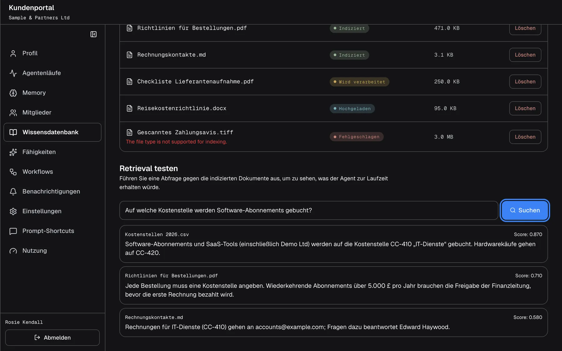 Der Bereich „Retrieval testen“ unten auf der Seite „Wissensdatenbank“: Erklärung, Frage „Auf welche Kostenstelle werden Software-Abonnements gebucht?“ und die blaue Schaltfläche „Suchen“, hervorgehoben. Es werden drei Textstellen gefunden, jeweils mit Quelldatei und Score: aus „Kostenstellen 2026.csv“ (Score: 0.870), wonach Software-Abonnements auf die Kostenstelle CC-410 gebucht werden, dann aus „Richtlinien für Bestellungen.pdf“ (0.710) und „Rechnungskontakte.md“ (0.580).