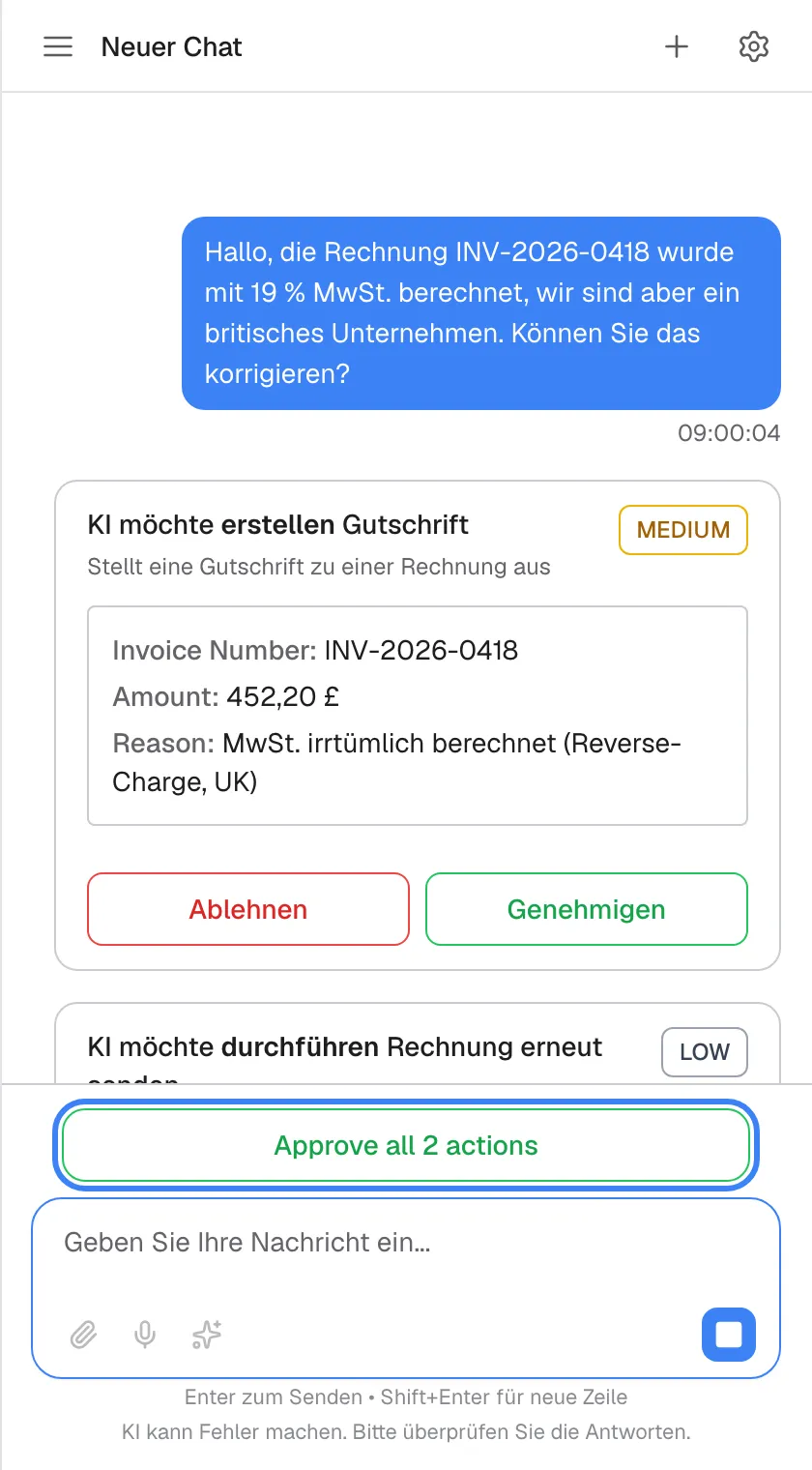 Der Chat mit zwei wartenden Freigabekarten: die erste für „Gutschrift“ (Risiko MEDIUM) und darunter „KI möchte durchführen Rechnung erneut senden“ mit der Beschreibung „Sendet eine Rechnung erneut an den Rechnungskontakt“ und einem grauen Abzeichen „LOW“. Über dem Eingabefeld ist eine breite grüne Schaltfläche hervorgehoben, die auch in der deutschen Oberfläche „Approve all 2 actions“ heißt; sie genehmigt beide auf einmal. Eine Schaltfläche zum Ablehnen aller gibt es nicht. Solange Karten warten, können Sie keine neue Nachricht senden.