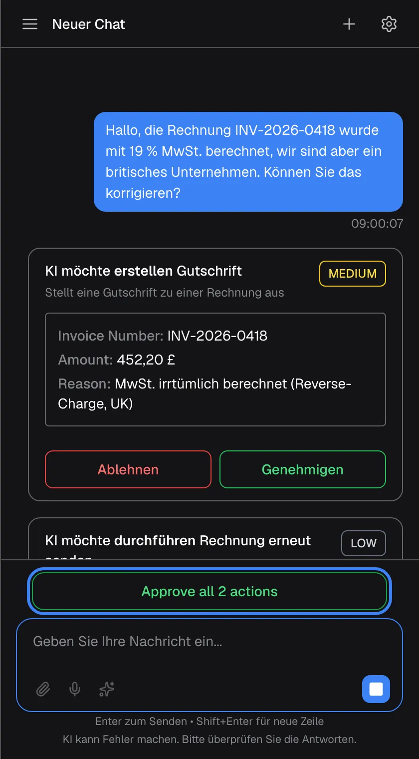 Der Chat mit zwei wartenden Freigabekarten: die erste für „Gutschrift“ (Risiko MEDIUM) und darunter „KI möchte durchführen Rechnung erneut senden“ mit der Beschreibung „Sendet eine Rechnung erneut an den Rechnungskontakt“ und einem grauen Abzeichen „LOW“. Über dem Eingabefeld ist eine breite grüne Schaltfläche hervorgehoben, die auch in der deutschen Oberfläche „Approve all 2 actions“ heißt; sie genehmigt beide auf einmal. Eine Schaltfläche zum Ablehnen aller gibt es nicht. Solange Karten warten, können Sie keine neue Nachricht senden.