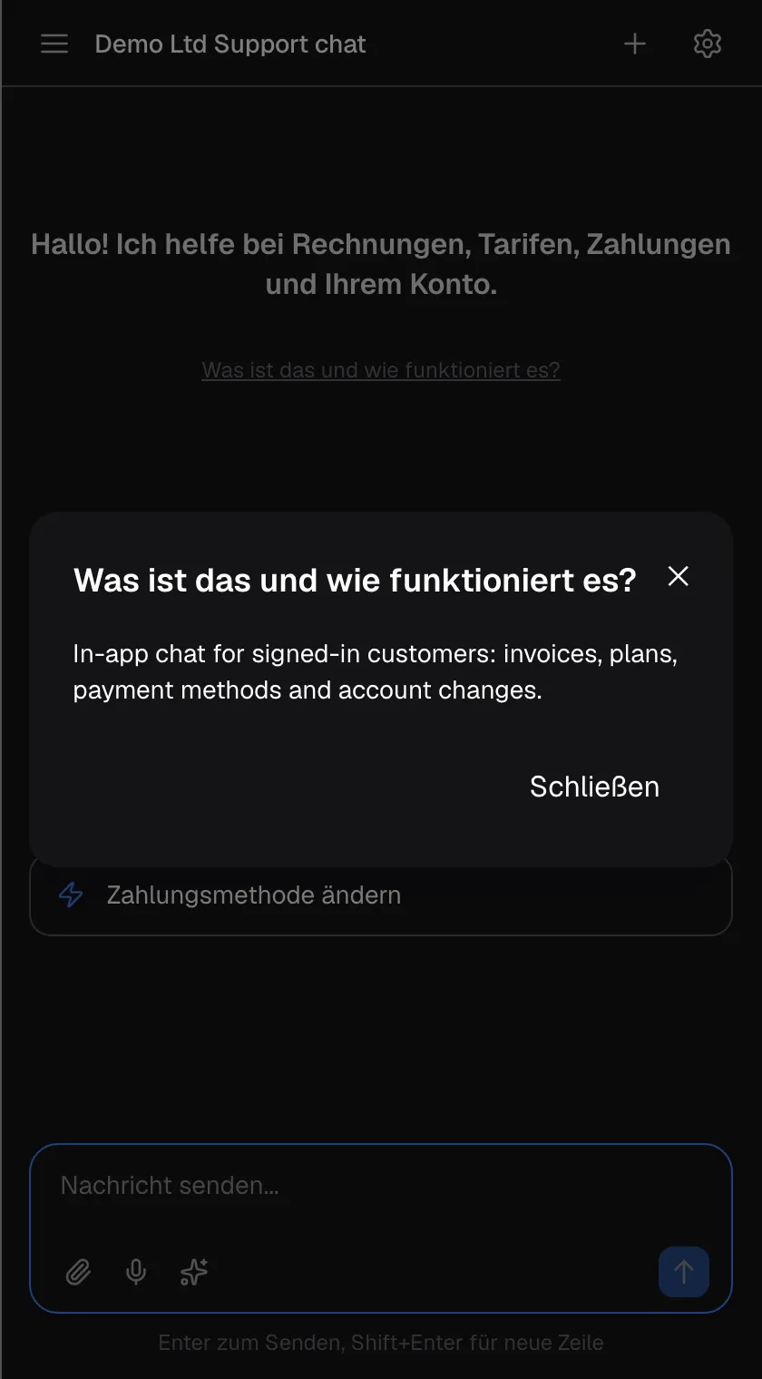 Der abgedunkelte Startbildschirm hinter einem Dialog, hervorgehoben, mit dem Titel „Was ist das und wie funktioniert es?“. Er enthält die kurze Beschreibung des Assistenten durch Ihren Anbieter – hier auf Englisch „In-app chat for signed-in customers: invoices, plans, payment methods and account changes.“ –, ein X in der Ecke und die Schaltfläche „Schließen“. Der Link erscheint nur, wenn Ihr Anbieter eine solche Beschreibung hinterlegt hat.