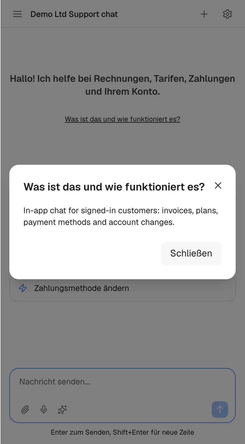 Der abgedunkelte Startbildschirm hinter einem Dialog, hervorgehoben, mit dem Titel „Was ist das und wie funktioniert es?“. Er enthält die kurze Beschreibung des Assistenten durch Ihren Anbieter – hier auf Englisch „In-app chat for signed-in customers: invoices, plans, payment methods and account changes.“ –, ein X in der Ecke und die Schaltfläche „Schließen“. Der Link erscheint nur, wenn Ihr Anbieter eine solche Beschreibung hinterlegt hat.
