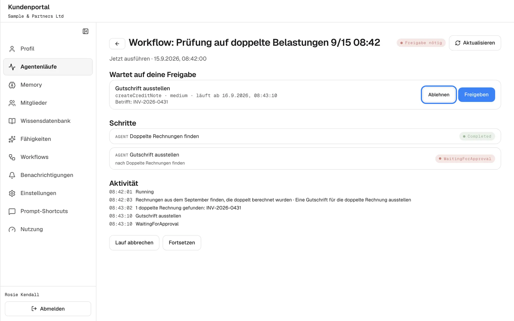 Der Lauf „Workflow: Prüfung auf doppelte Belastungen 9/15 08:42“, aus der Liste geöffnet, mit Zurück-Pfeil, Status „Freigabe nötig“ und „Aktualisieren“. Die Zeile darunter zeigt „Jetzt ausführen“ und die Startzeit; die Kosten erscheinen erst, wenn der Lauf beendet ist. Unter „Wartet auf deine Freigabe“ nennt der Schritt „Gutschrift ausstellen“ „createCreditNote · medium · läuft ab“, die Ablaufzeit und „Betrifft: INV-2026-0431“, mit „Ablehnen“, hervorgehoben, und „Freigeben“. Es folgen „Schritte“ und „Aktivität“, unten „Lauf abbrechen“ und „Fortsetzen“. Ablehnen überspringt nur diesen Schritt.