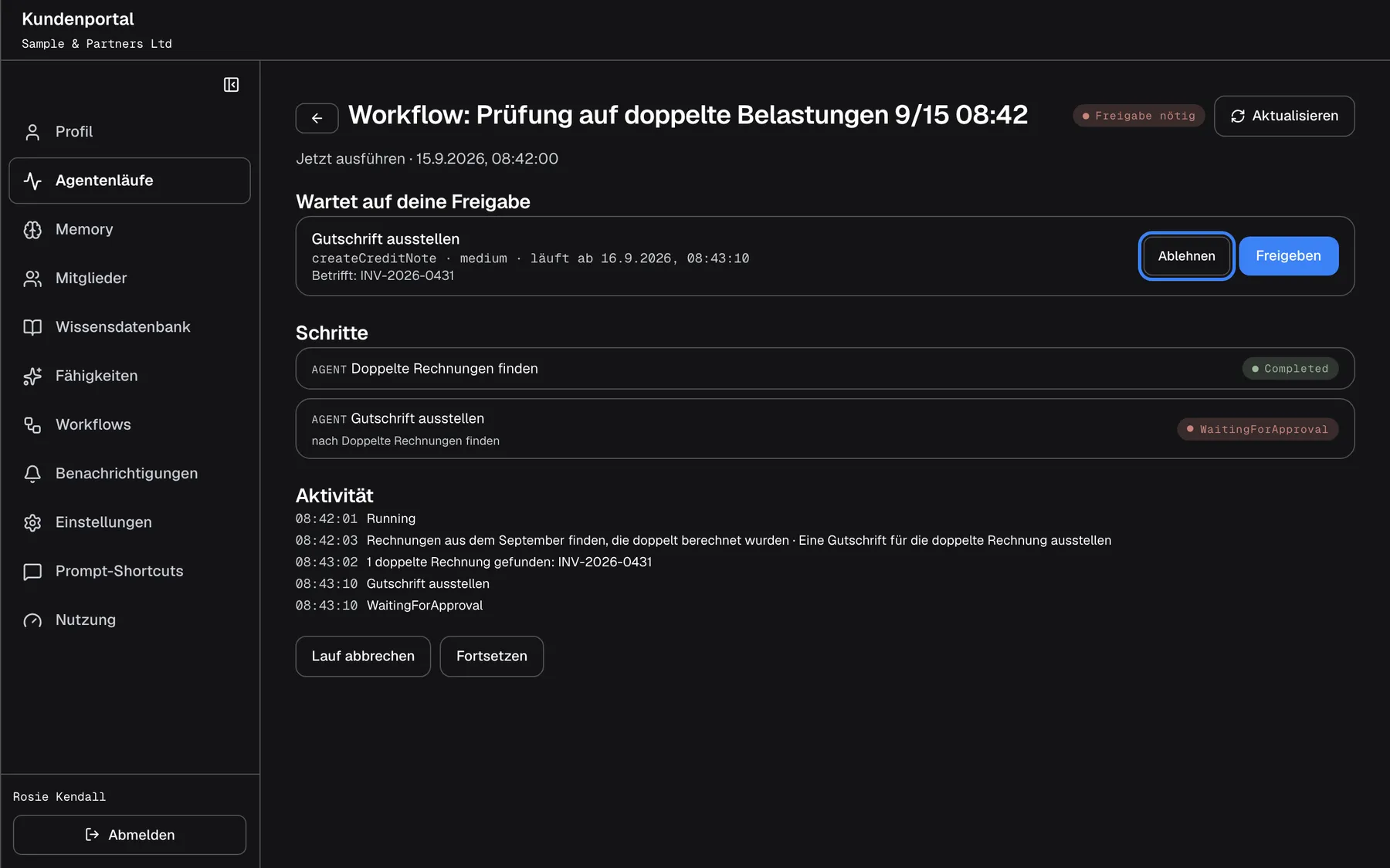 Der Lauf „Workflow: Prüfung auf doppelte Belastungen 9/15 08:42“, aus der Liste geöffnet, mit Zurück-Pfeil, Status „Freigabe nötig“ und „Aktualisieren“. Die Zeile darunter zeigt „Jetzt ausführen“ und die Startzeit; die Kosten erscheinen erst, wenn der Lauf beendet ist. Unter „Wartet auf deine Freigabe“ nennt der Schritt „Gutschrift ausstellen“ „createCreditNote · medium · läuft ab“, die Ablaufzeit und „Betrifft: INV-2026-0431“, mit „Ablehnen“, hervorgehoben, und „Freigeben“. Es folgen „Schritte“ und „Aktivität“, unten „Lauf abbrechen“ und „Fortsetzen“. Ablehnen überspringt nur diesen Schritt.