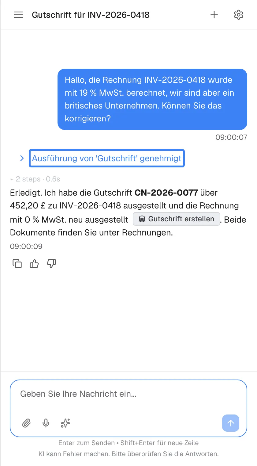 Der Chat nach „Genehmigen“. Die Karte ist zu einer blauen Zeile „Ausführung von 'Gutschrift' genehmigt“ zusammengeklappt, hervorgehoben; ein Klick darauf zeigt die Details wieder. Darunter bestätigt der Assistent unter einer kleinen Zusammenfassung „2 steps“ (auf Englisch): „Erledigt. Ich habe die Gutschrift CN-2026-0077 über 452,20 £ zu INV-2026-0418 ausgestellt und die Rechnung mit 0 % MwSt. neu ausgestellt“, mit dem Abzeichen „Gutschrift erstellen“, gefolgt von den Symbolen zum Kopieren und Bewerten.