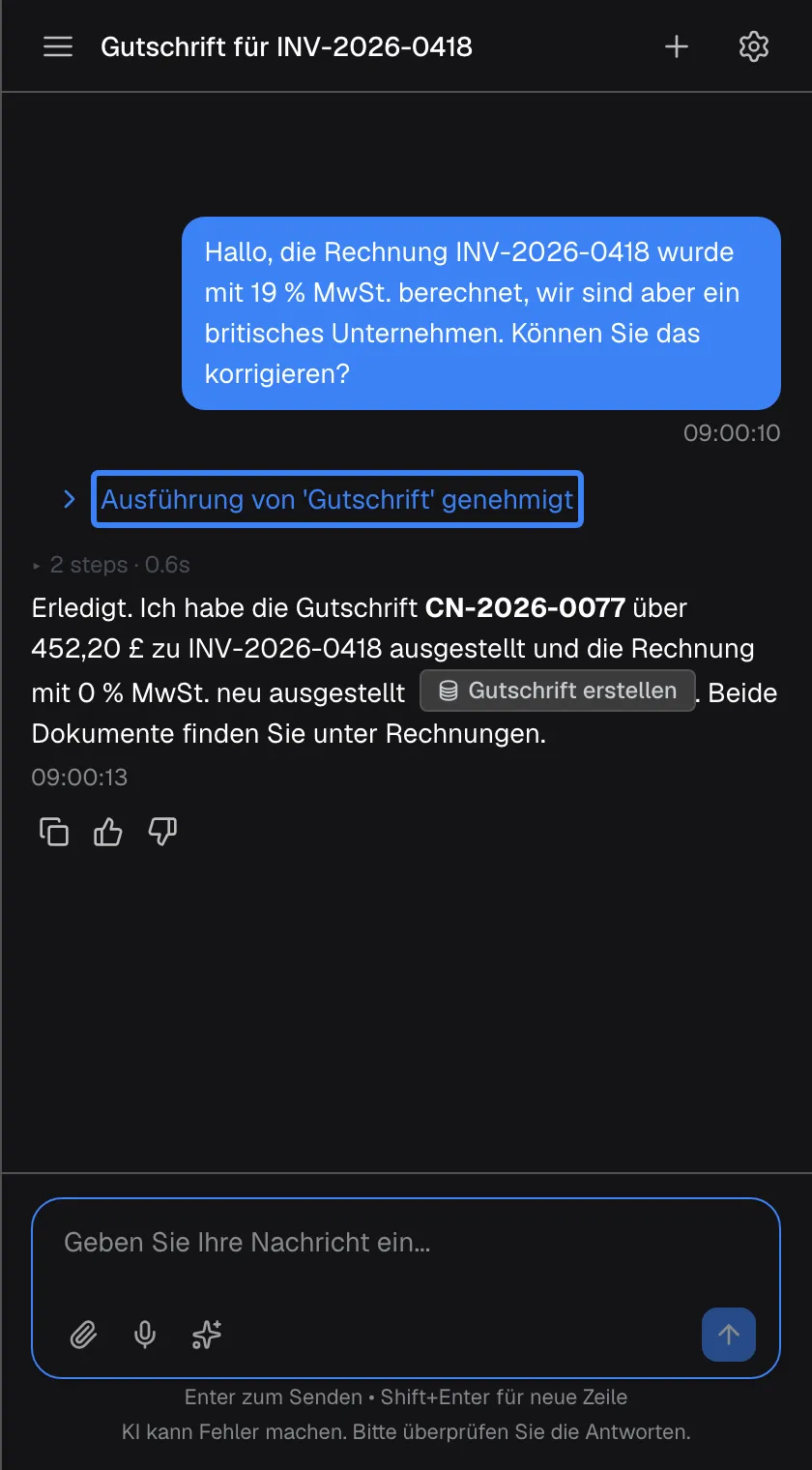 Der Chat nach „Genehmigen“. Die Karte ist zu einer blauen Zeile „Ausführung von 'Gutschrift' genehmigt“ zusammengeklappt, hervorgehoben; ein Klick darauf zeigt die Details wieder. Darunter bestätigt der Assistent unter einer kleinen Zusammenfassung „2 steps“ (auf Englisch): „Erledigt. Ich habe die Gutschrift CN-2026-0077 über 452,20 £ zu INV-2026-0418 ausgestellt und die Rechnung mit 0 % MwSt. neu ausgestellt“, mit dem Abzeichen „Gutschrift erstellen“, gefolgt von den Symbolen zum Kopieren und Bewerten.